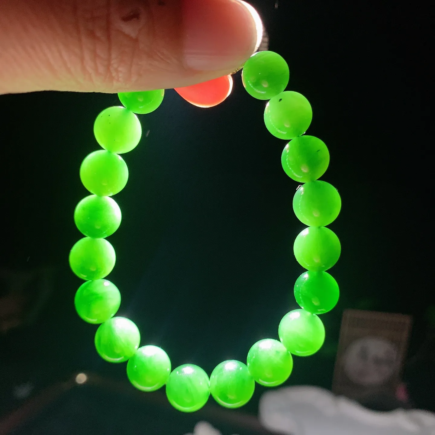 4和田玉鲜阳绿俄罗斯碧玉手串 单颗尺寸9！玉质细腻油润。手推出油。佩戴高端典雅。lt260128