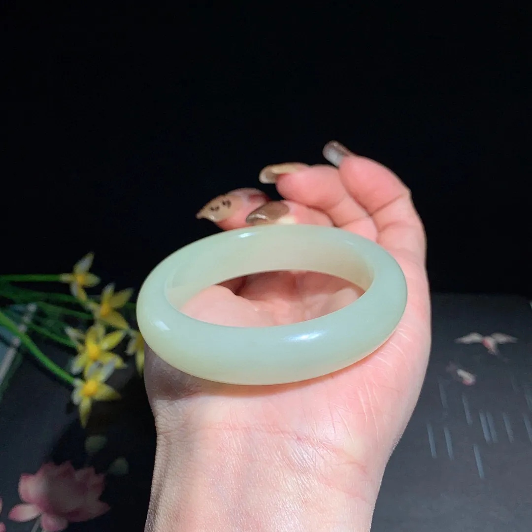 和田玉51.5圈晴水色宽条手镯！清水色！玉质细腻油润 底色纯净  无裂无杂 脂粉好，品质高。