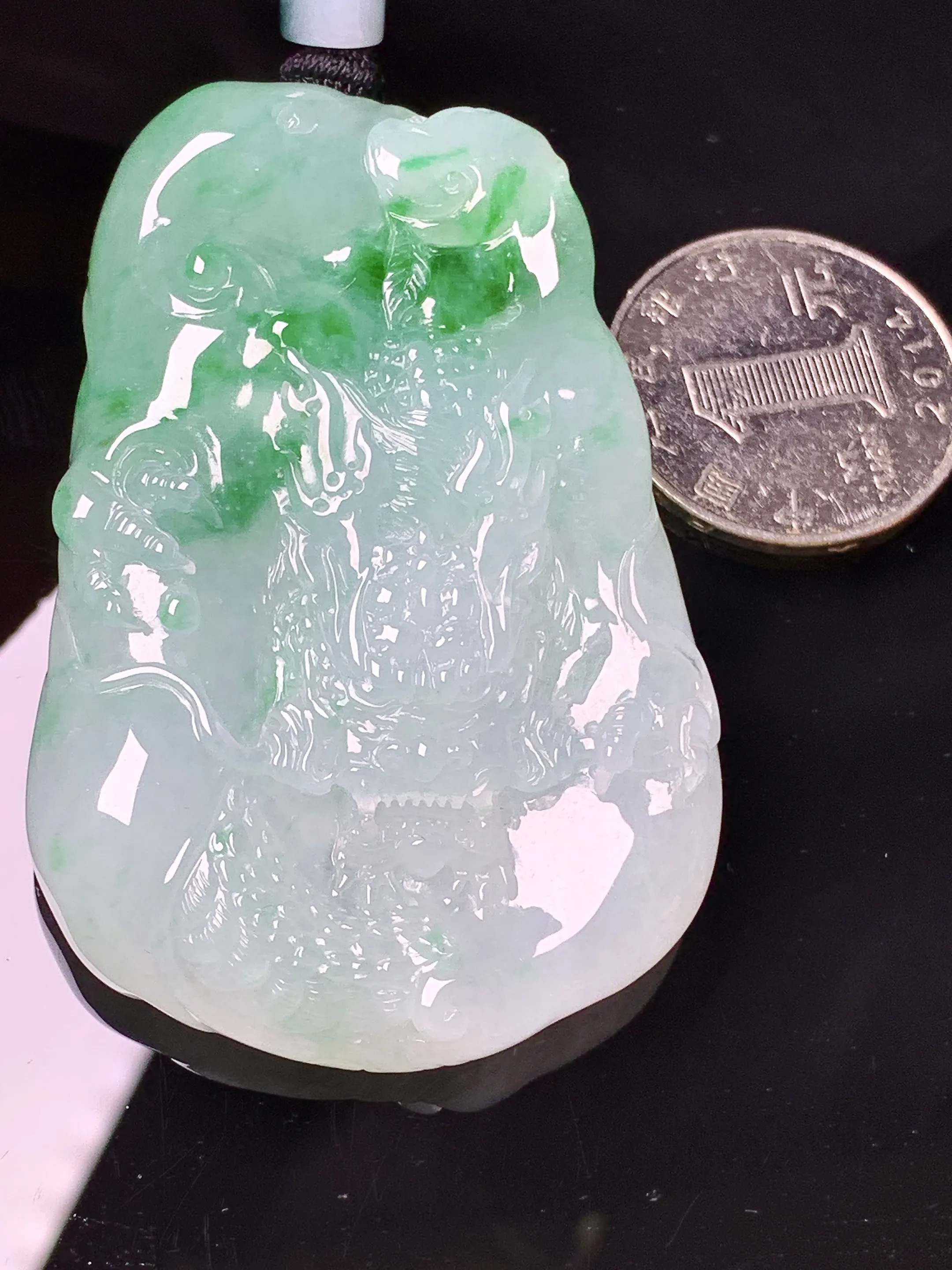 飘绿龙牌吊坠 玉质细腻 色泽清新艳丽 整体尺寸60.3*40.2*10.2