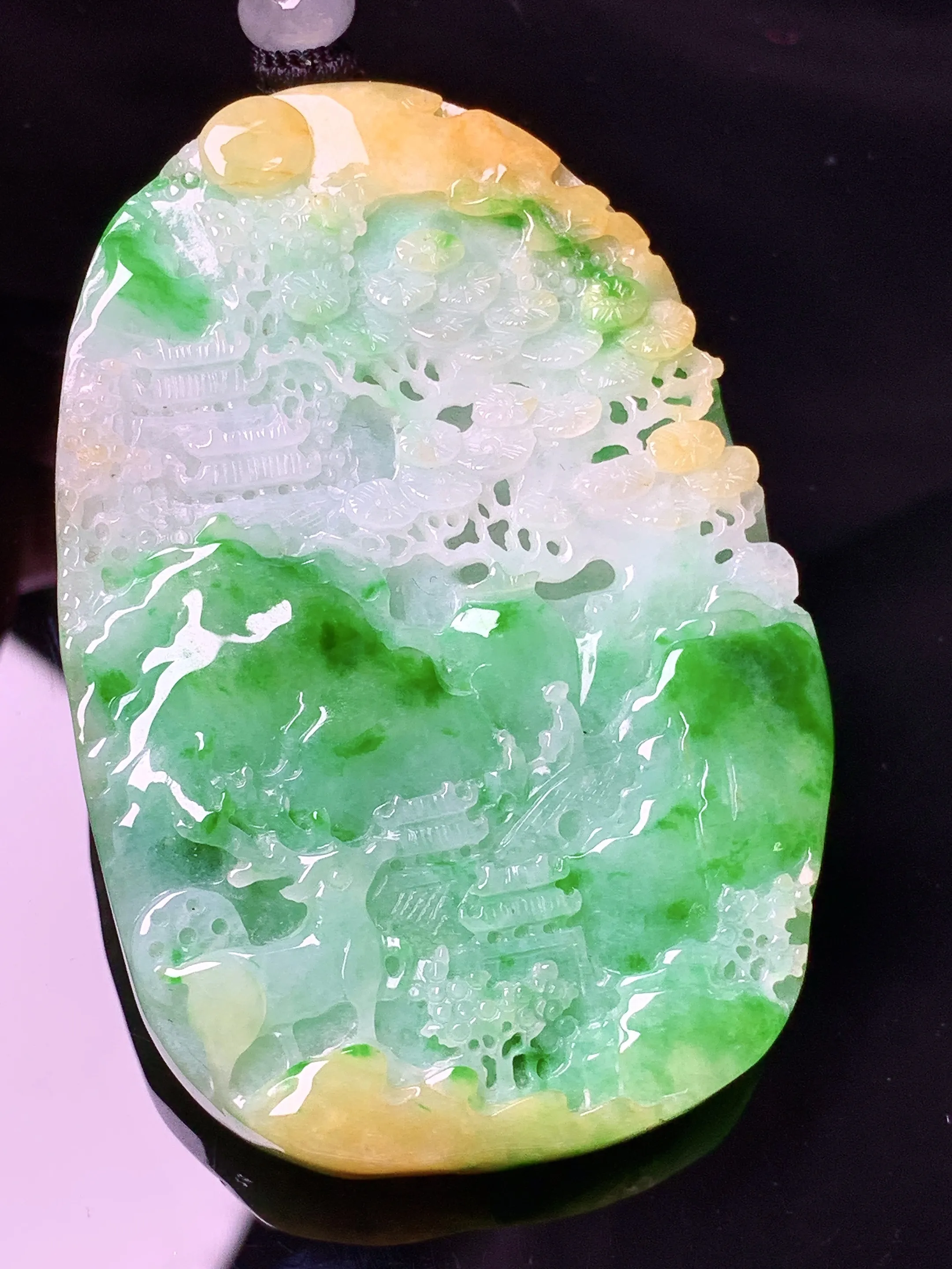 飘黄绿翡山水牌子吊坠 玉质细腻 色泽清新艳丽 整体尺寸60.6*40*6.5