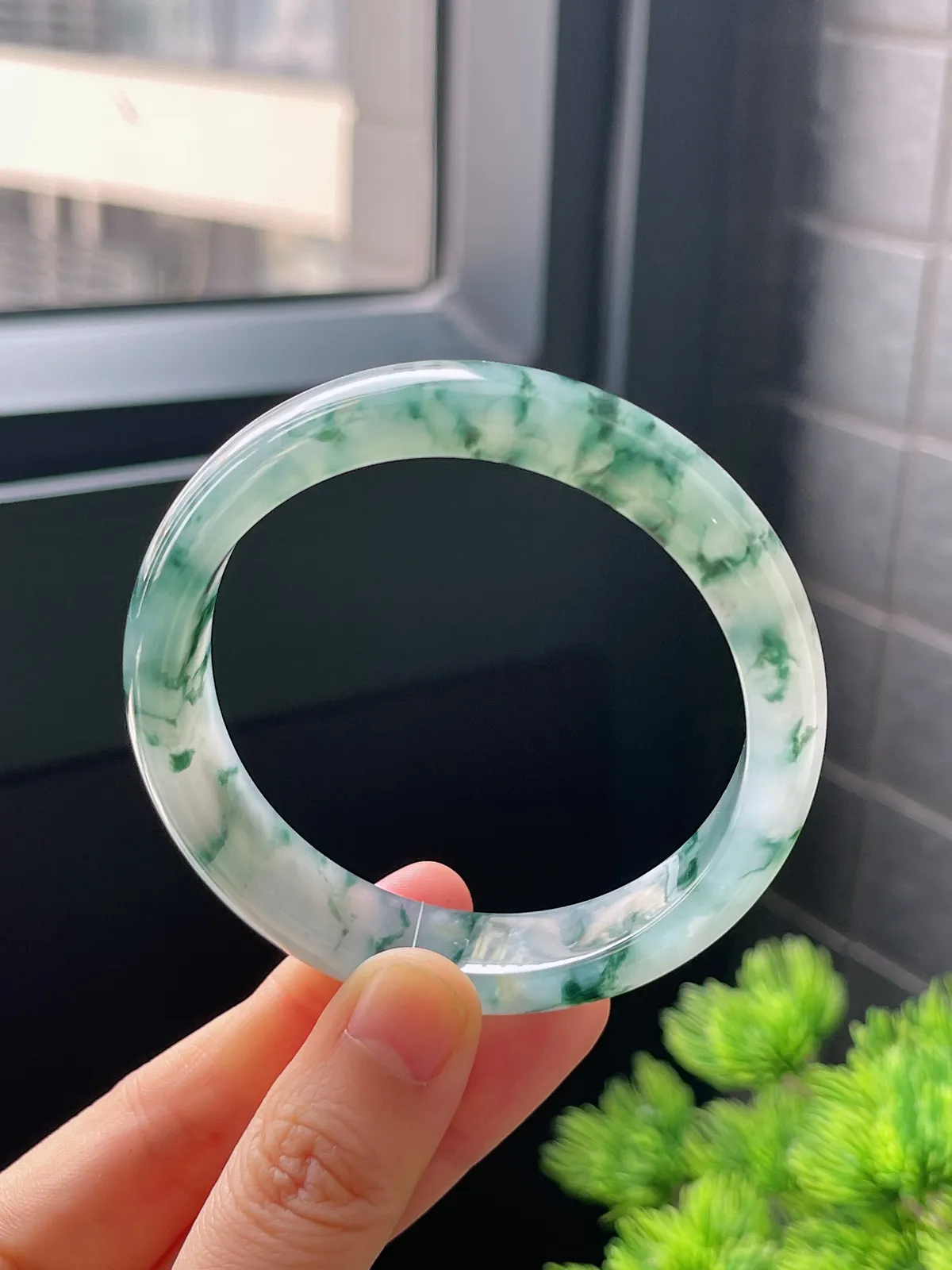 正圈55.6圈口，翡翠冰种飘花手镯