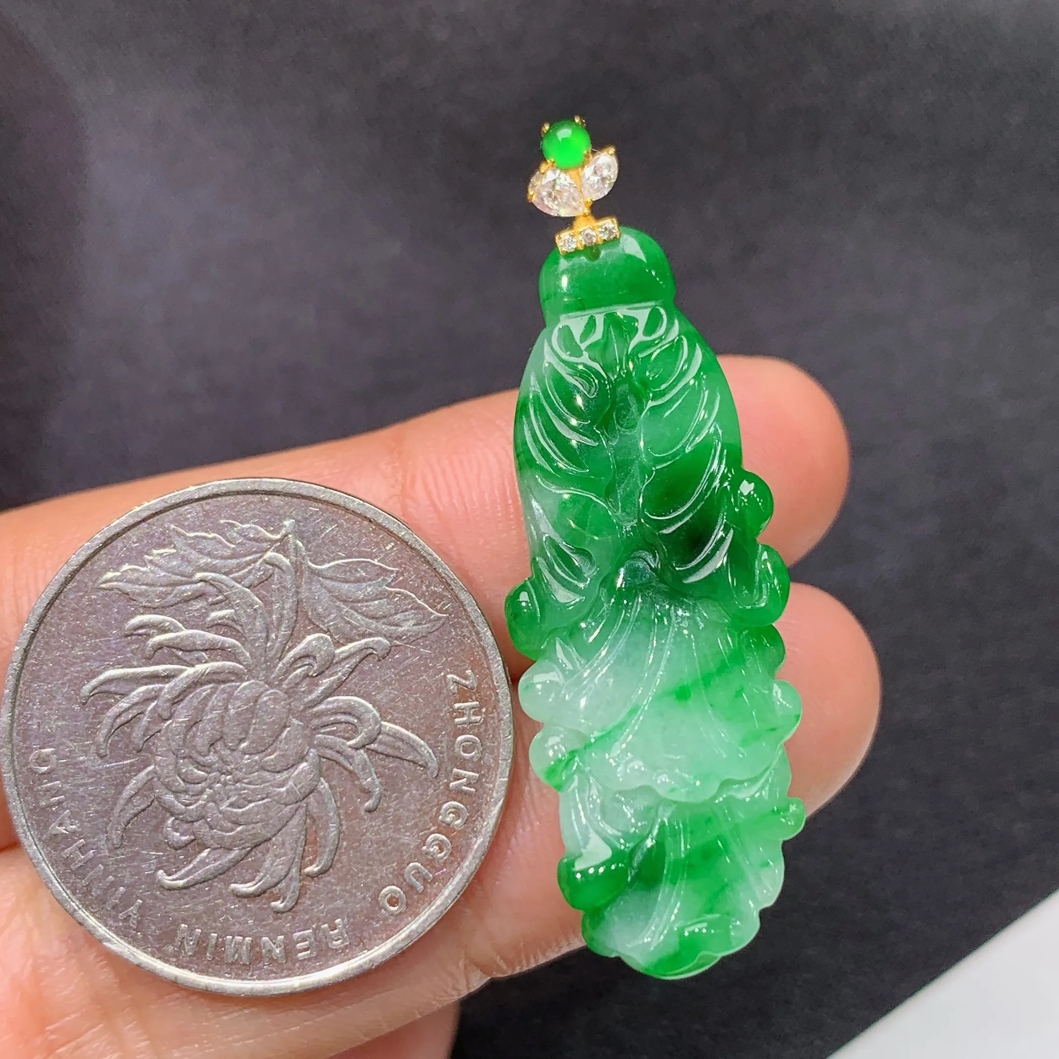 冰飘绿白菜吊坠，18k金镶嵌，冰润色阳，种水足，整体尺寸40*13.2*6