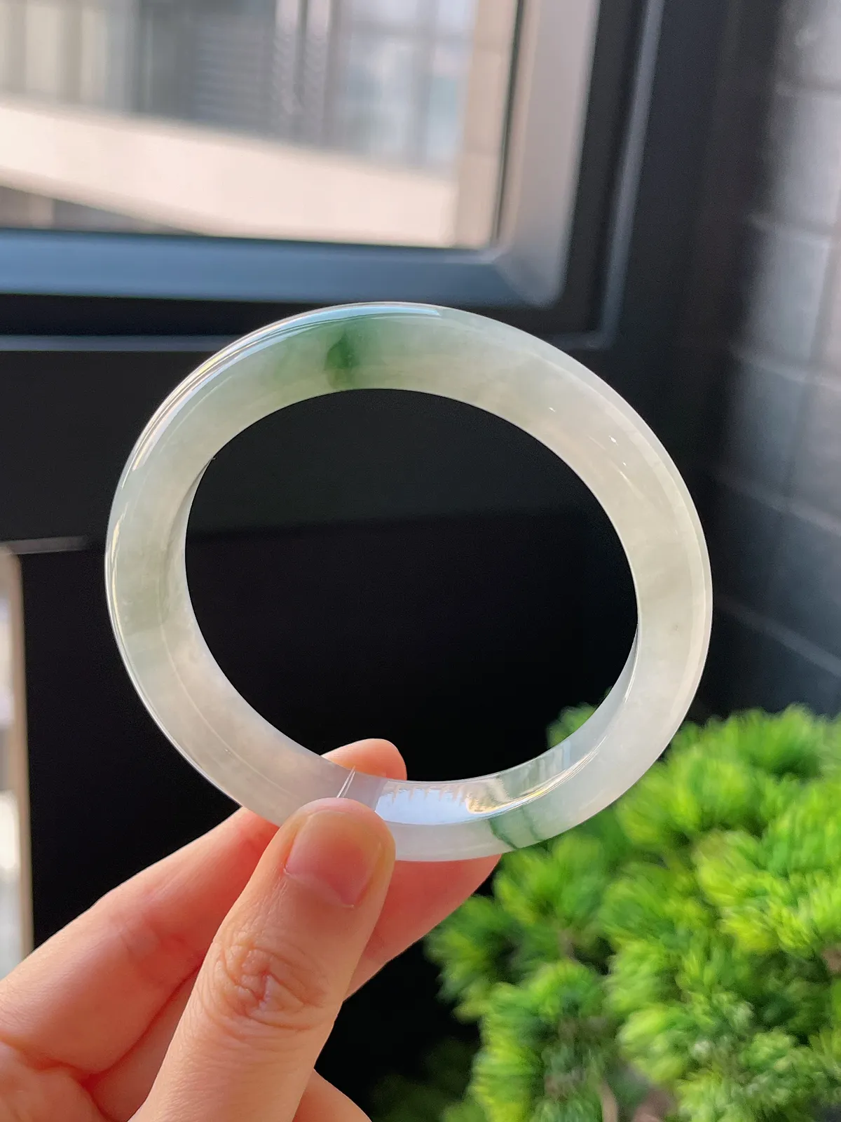 正圈57.2圈口，翡翠冰糯种飘绿手镯