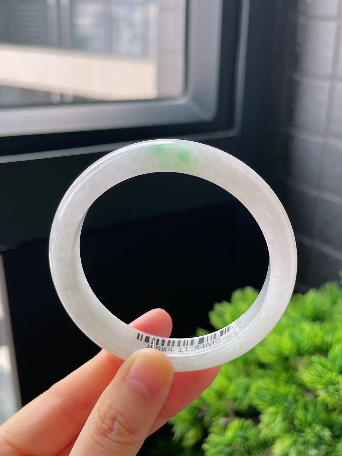 正圈57圈口，翡翠糯化种飘绿手镯