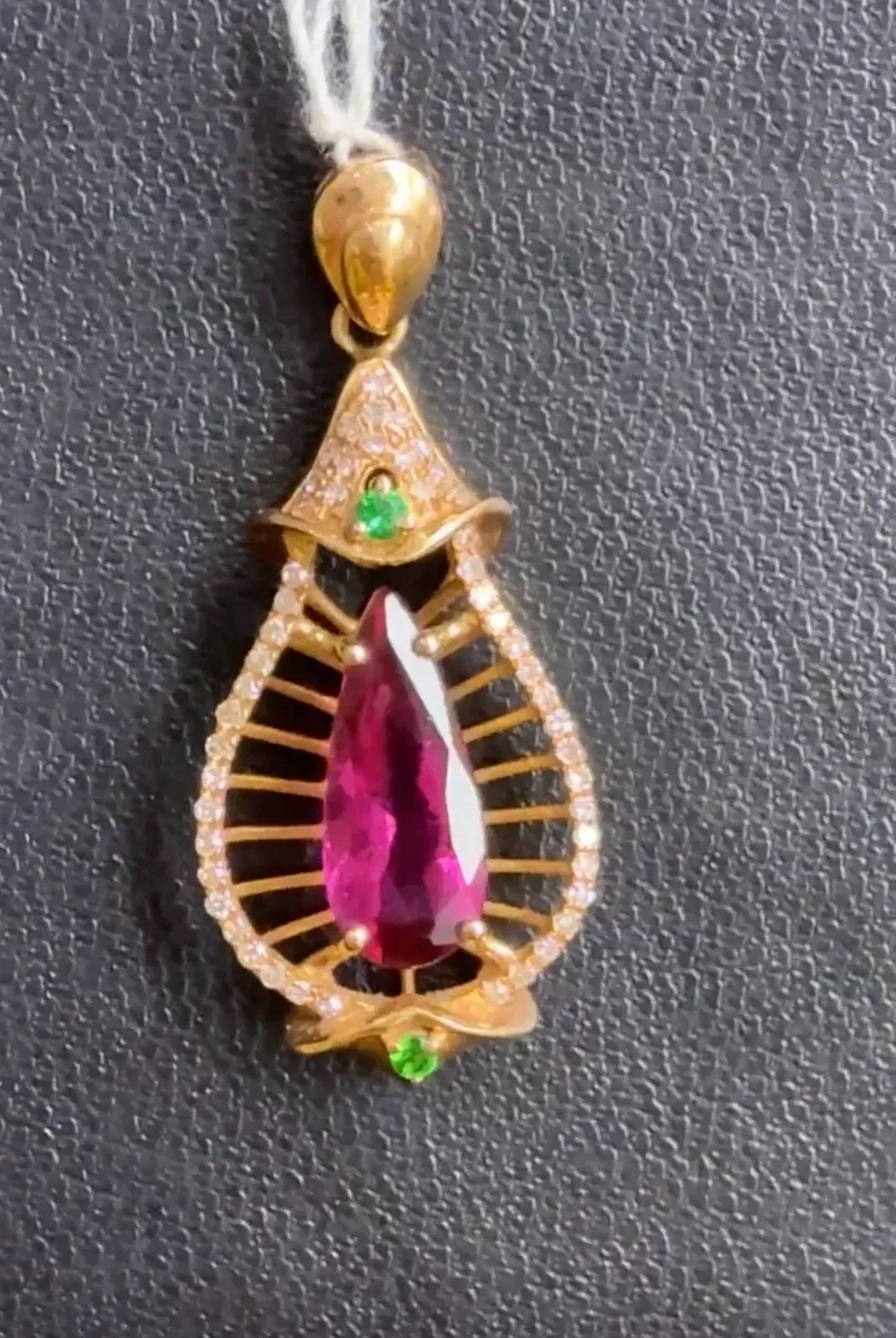 18k金钻石镶嵌天然卢比来碧玺吊坠，尺寸31.3*13.3mm，重量2.8g