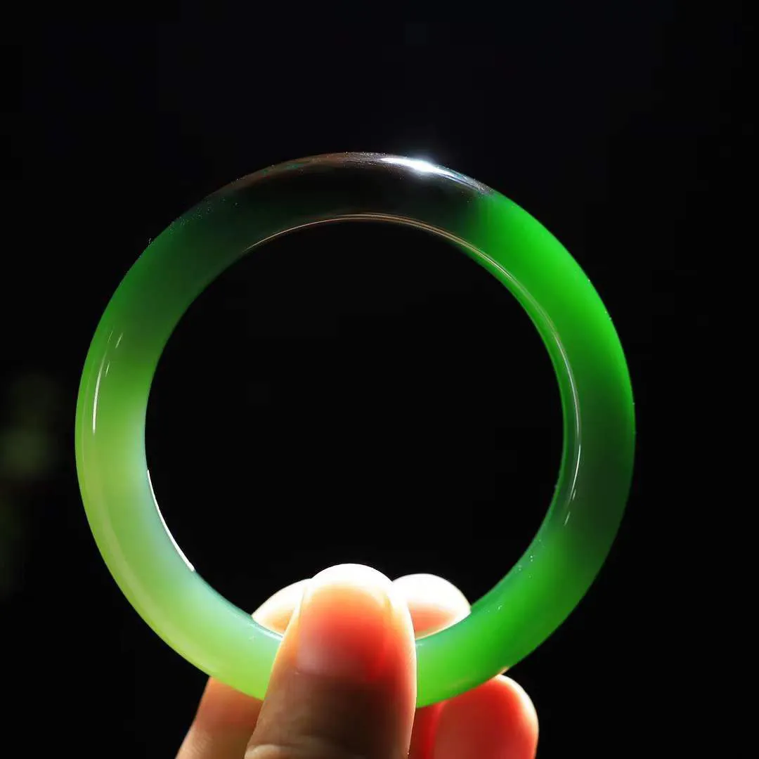 【诗情画意.手镯】

臻品和田玉碧玉手镯   细腻油脂,手感润滑。意韵飘渺，温雅细腻，工艺精湛，️氤氲诗意的美跃然于手腕之间，给人以出尘的风雅，优美脱俗，气质非凡。重68.8克 内径58.4mm尺寸13.5-9.5mm  93302278YY