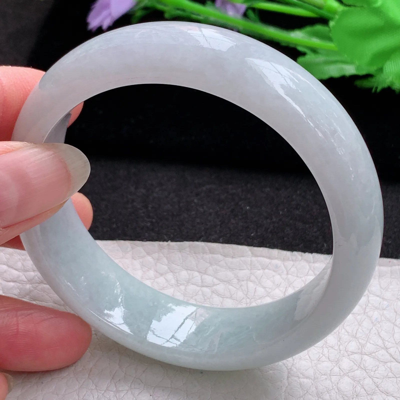 js实拍58*17*8.3轮胎镯 缅甸翡翠a货玉手镯胶感浅绿大气宽边玉手环