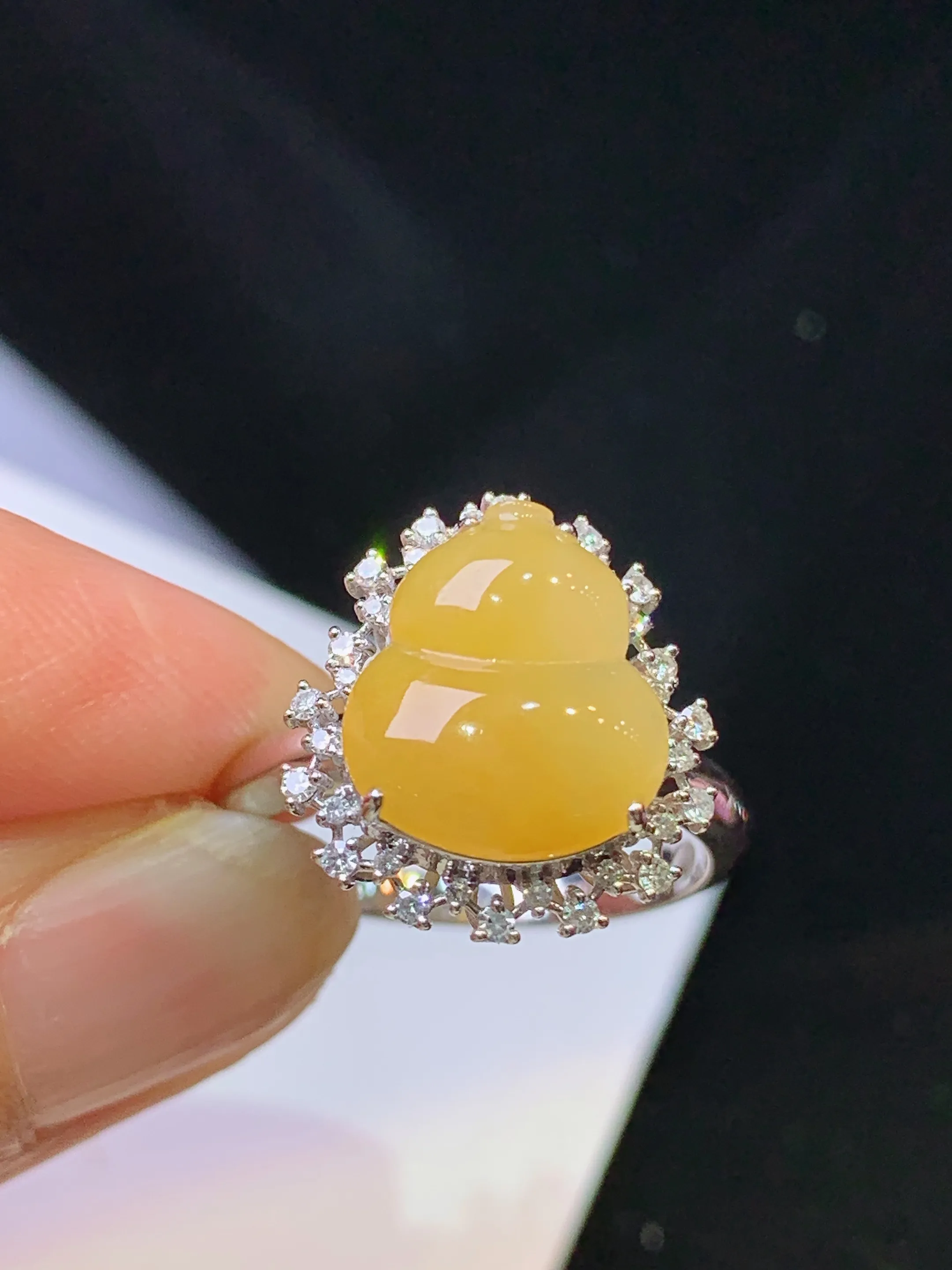 18k金钻镶嵌黄翡吊坠 玉质细腻 色泽清新艳丽 圈口14 整体尺寸15.5*14.2*8.6