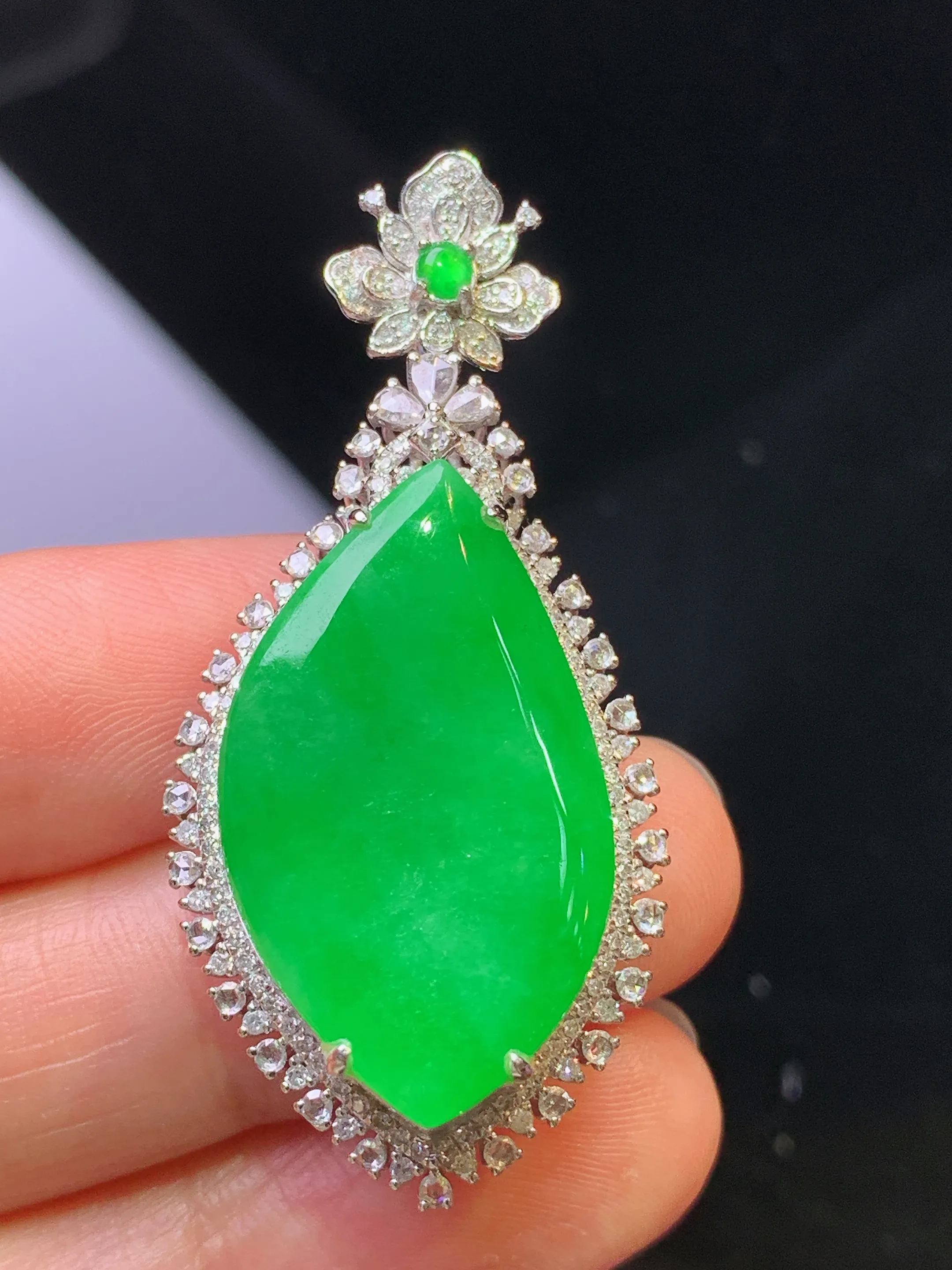 18k金钻镶嵌满绿随形吊坠 玉质细腻 色泽清新艳丽 整体尺寸46.2*21.2*9