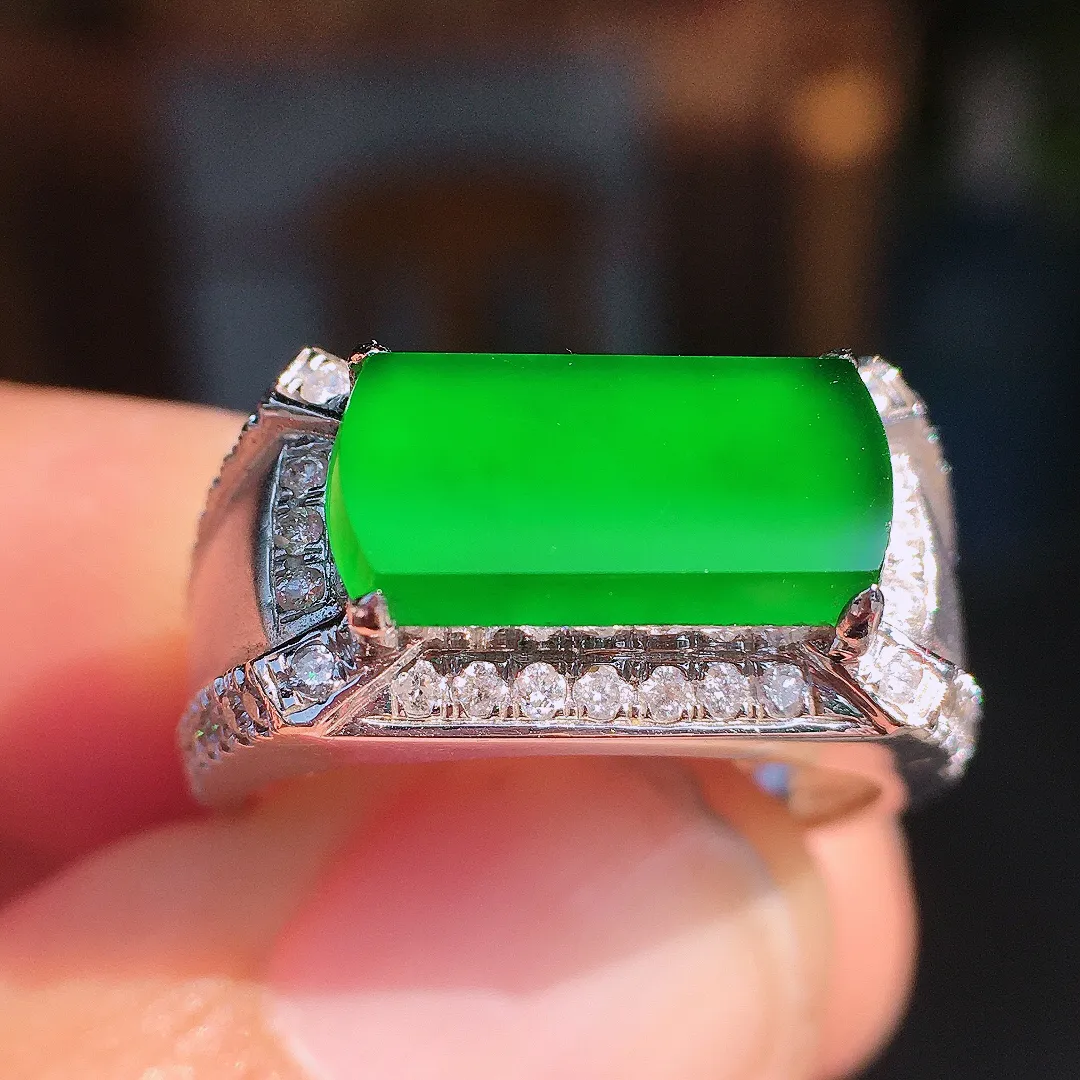 阳绿马鞍戒指，色泽均匀艳丽，玉质细腻，荧光感超
强，饱满圆润，尽显优雅气质，18k
金豪华镶嵌