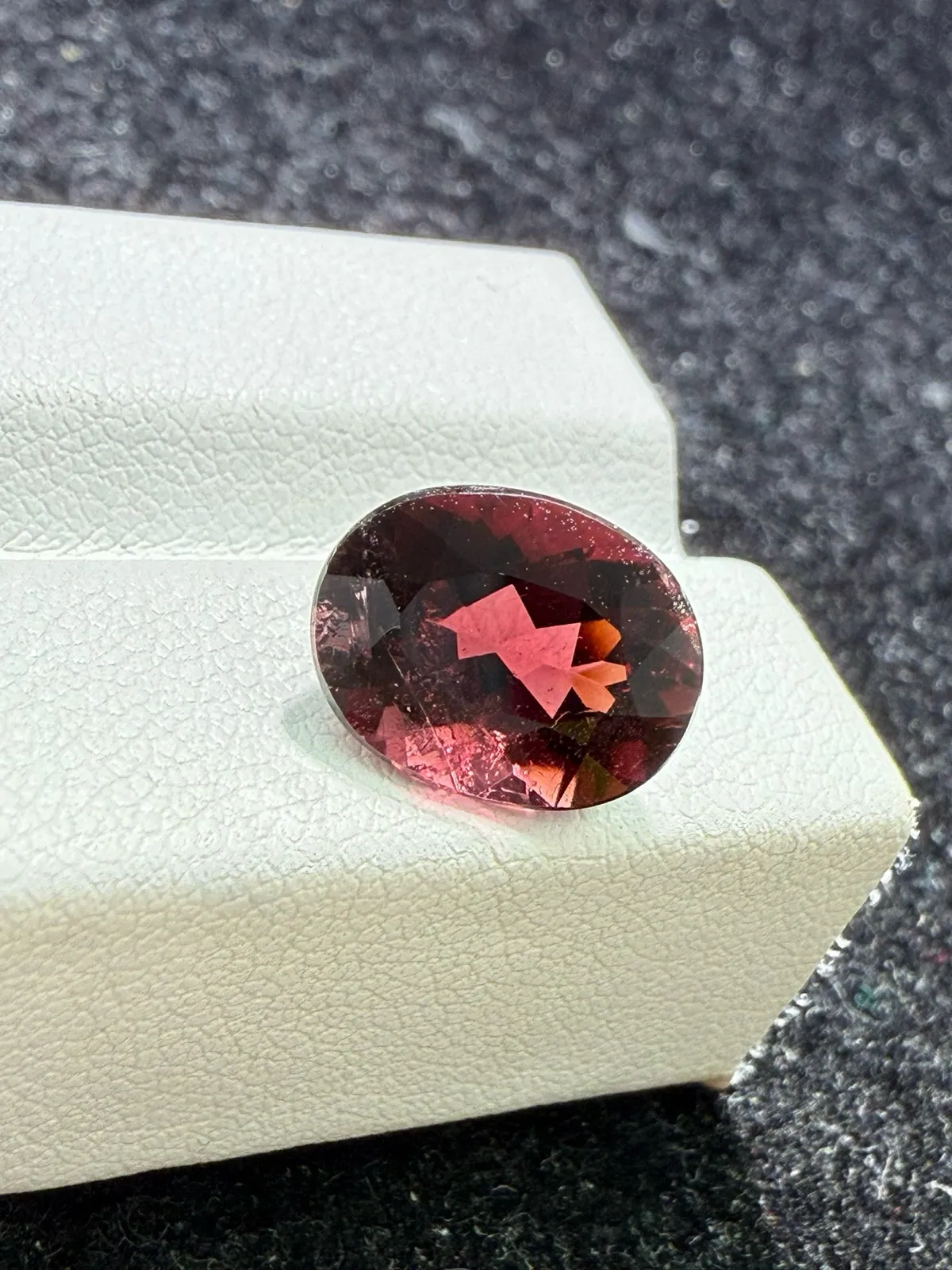 4.08ct天然红碧玺裸石，尺寸11.5*8.8*5.9 毫米，晶体通透，颜色美艳