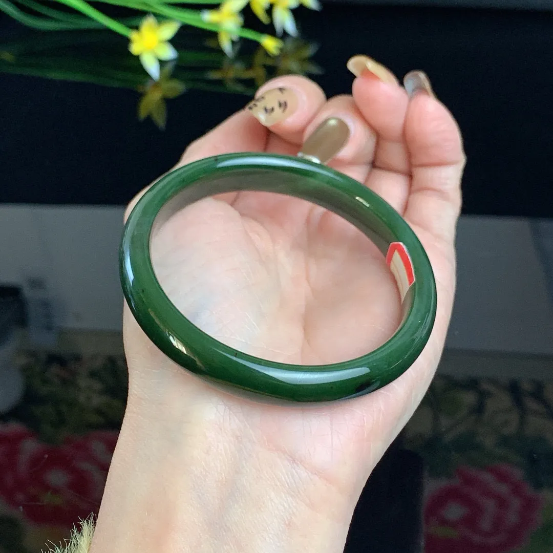 和田玉57.5圈口菠菜绿碧玉手镯！玉质细腻油润 底色纯净 无纹裂 脂粉好，品质高