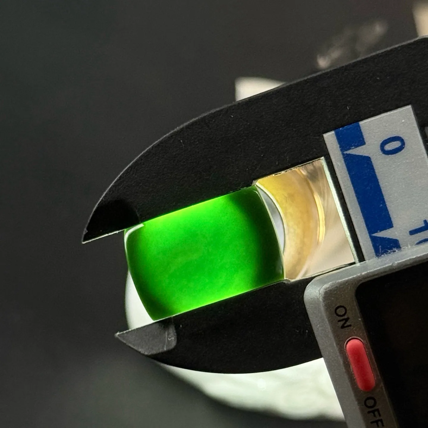 精品墨翠马鞍裸石 种好色正 黑度好 打灯通透 油性十足 尺寸17.9