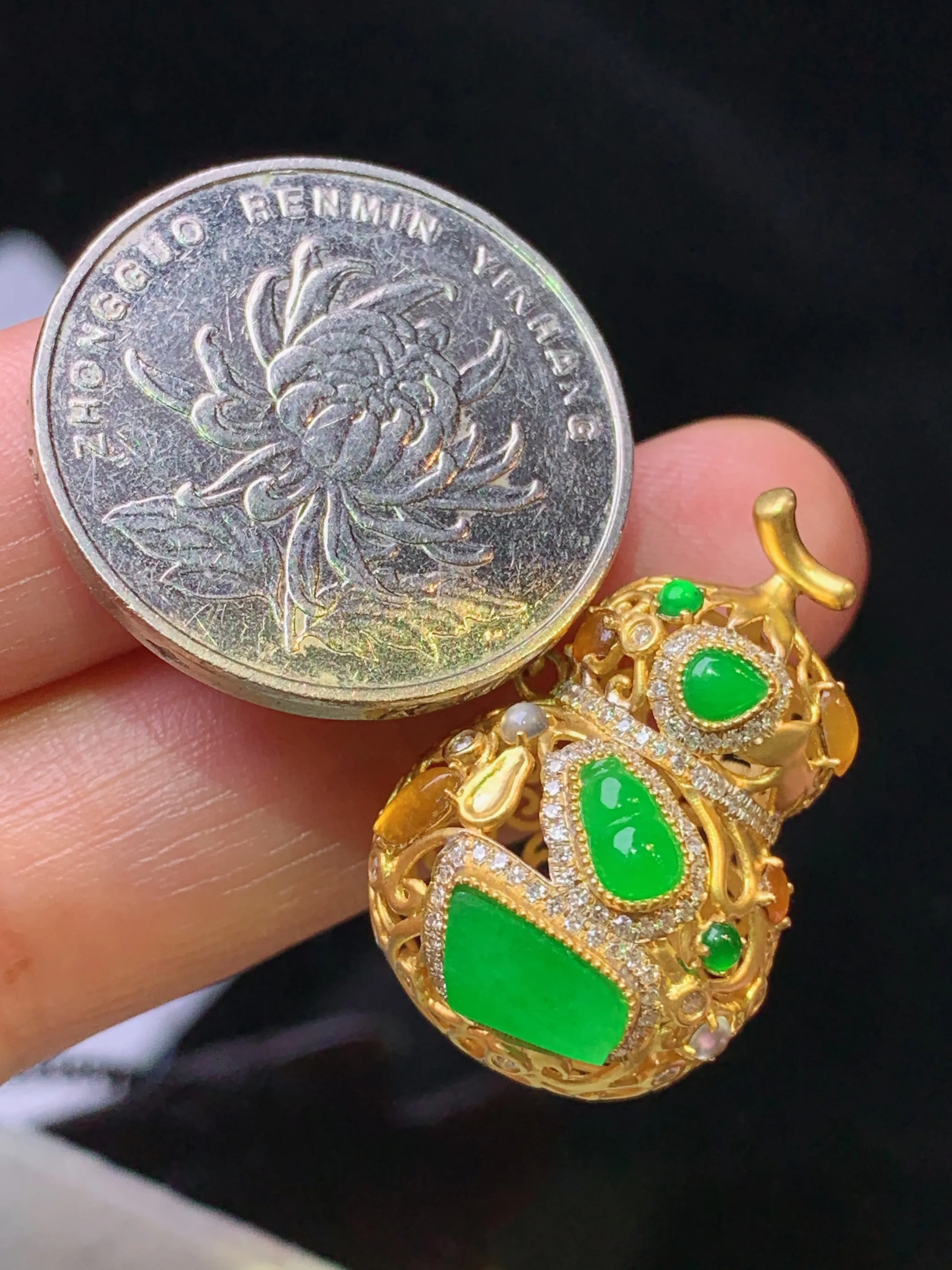 18k金钻镶嵌满绿随形葫芦吊坠 玉质细腻 色泽清新艳丽 整体尺寸26.6*27.3*15.8