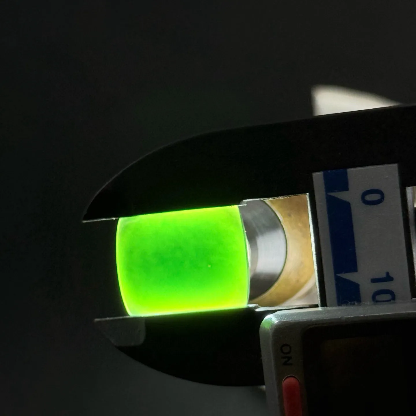 精品墨翠马鞍裸石 种好色正 黑度好 打灯通透 油性十足 尺寸17.1