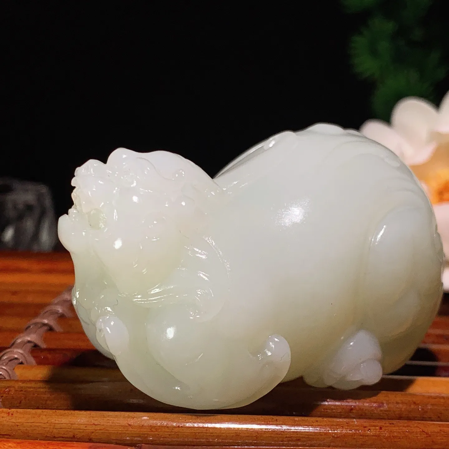 新疆和田玉白玉羊脂白招财进宝貔貅把件 尺寸68/43/40重180.5克 玉质细腻油润。手推出油。佩高端典雅。lt060129