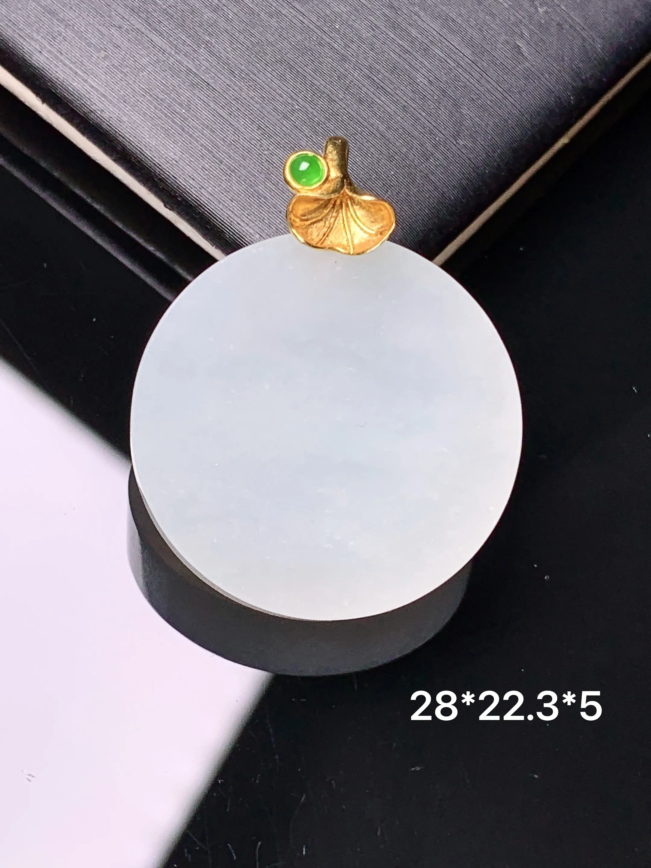 18k金镶嵌冰种圆牌吊坠 玉质细腻 色泽清新艳丽 整体尺寸28*22.3*5