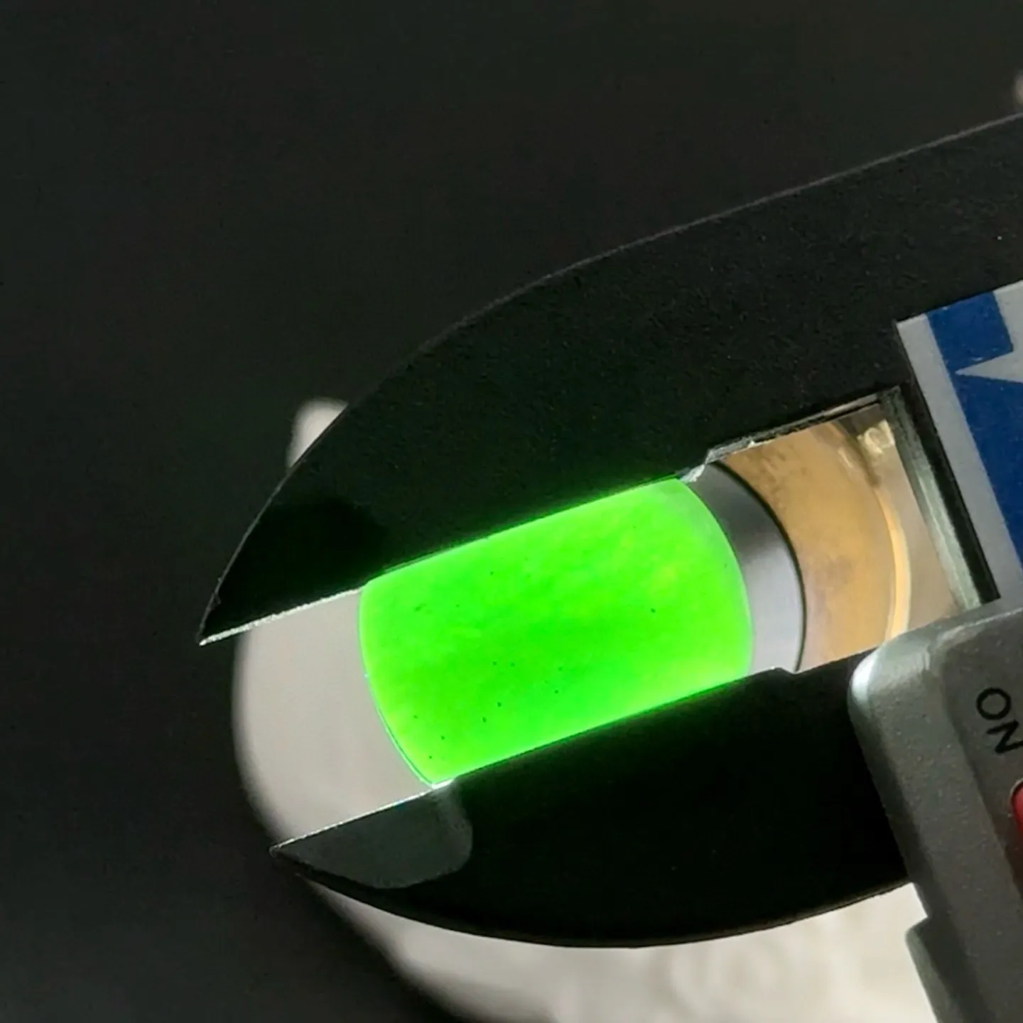 精品墨翠马鞍裸石戒面 种好色正 黑度极好 打灯通透 油性十足 尺寸15.9