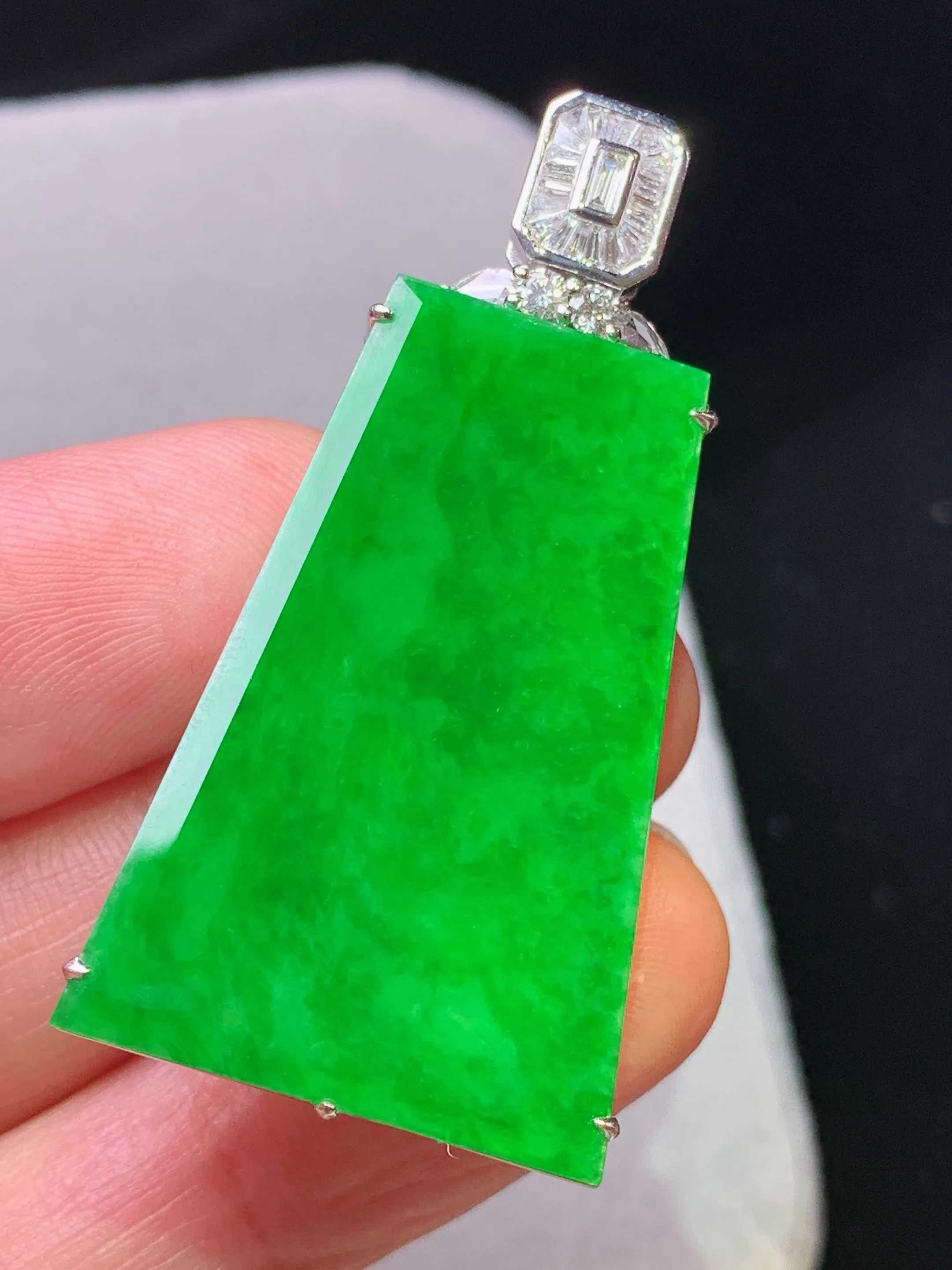 18k金钻镶嵌翠绿无事牌吊坠 玉质细腻 色泽清新艳丽 整体尺寸43.2*22.2*8.7