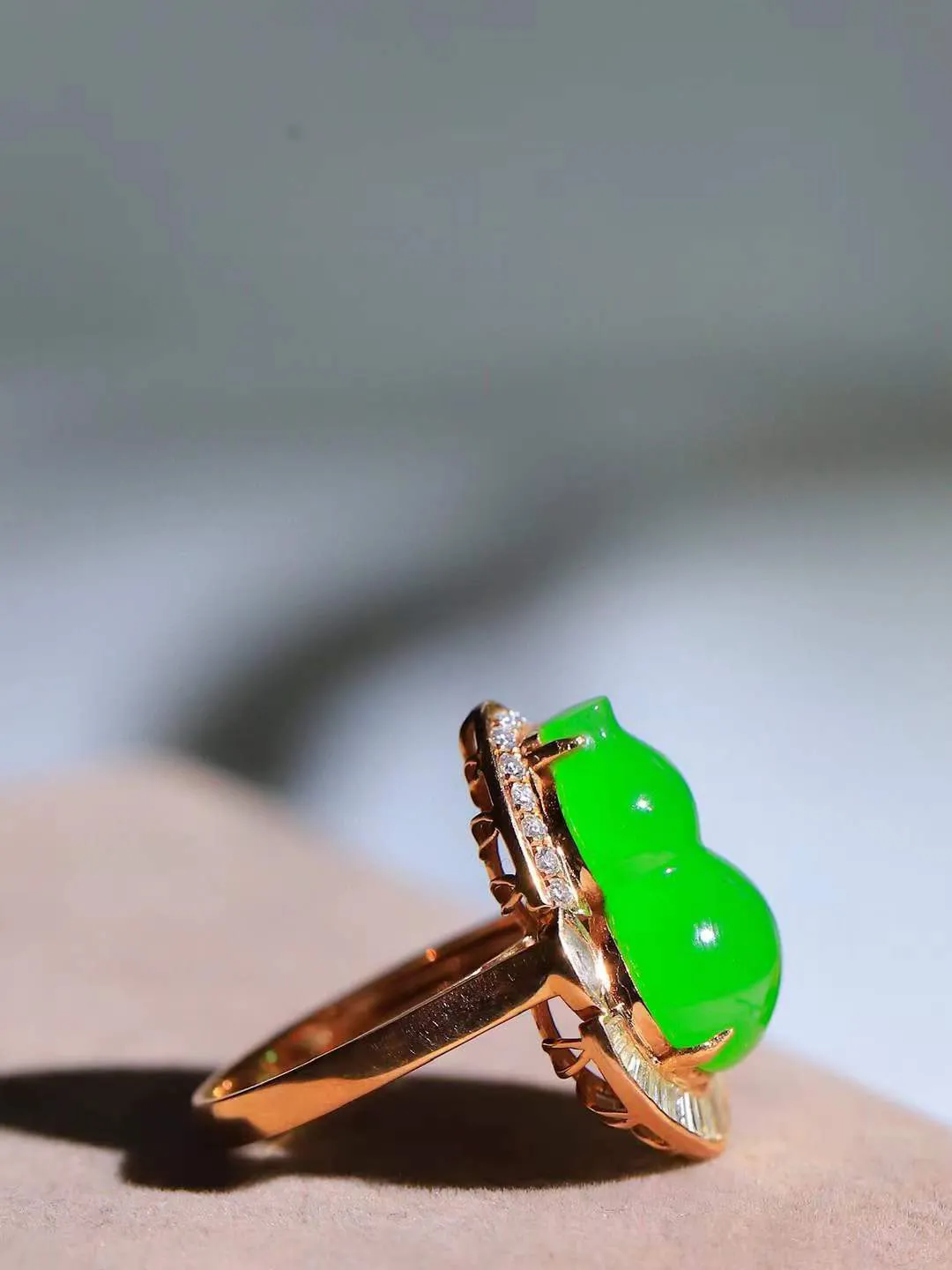 【金镶玉.福禄.戒指】

精品和田玉碧玉18k金镶嵌葫芦戒指，玉质细腻油润，造型饱满圆润，手感上佳。精工雕刻，葫芦取其谐音福禄，寓意子孙万代，葫芦通“福禄”，祈福平安，福禄齐康，静心洗凡尘。尺寸17-17-12mm 重5.1克 26152964A