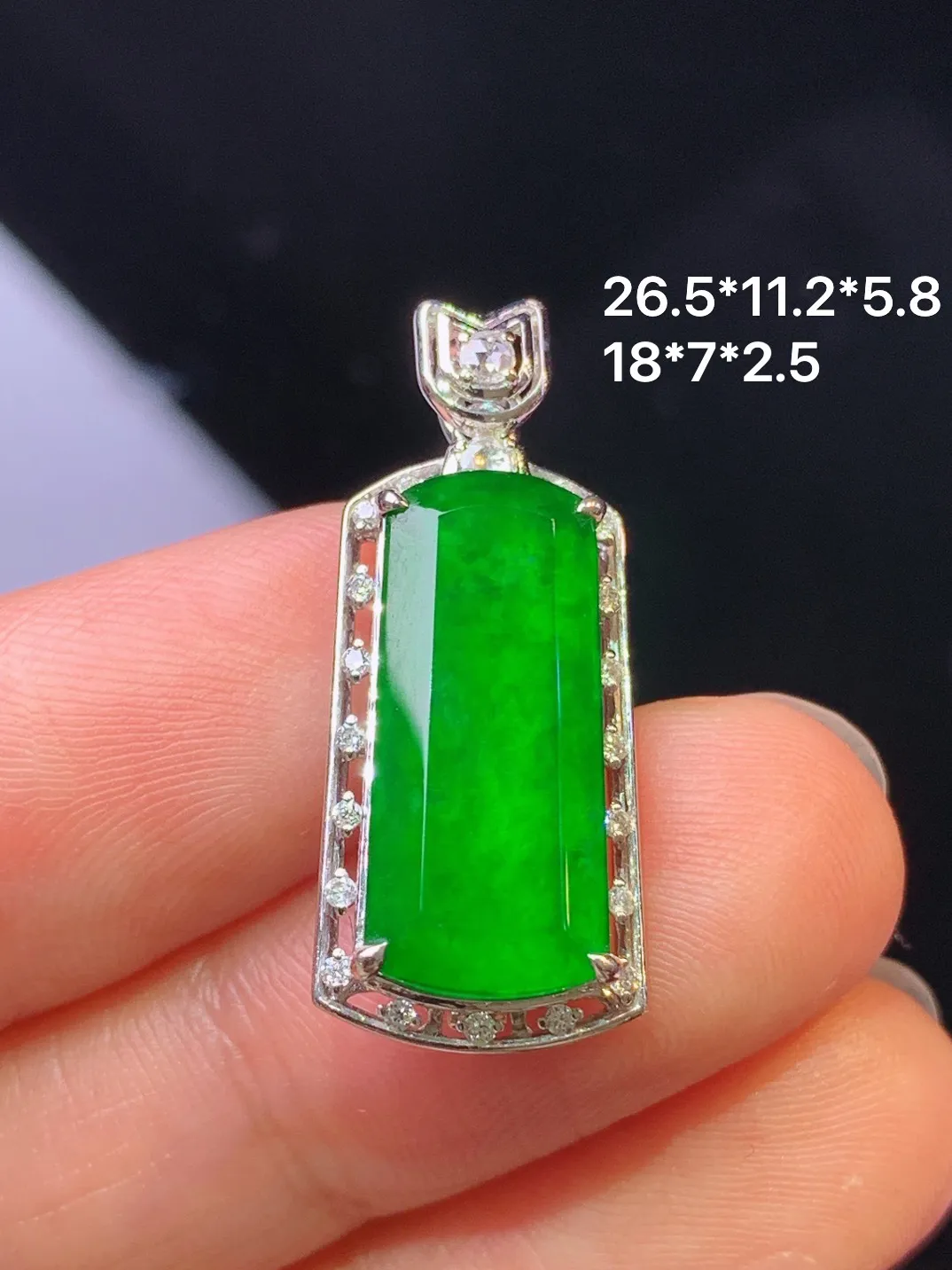 18k金钻镶嵌满绿无事牌吊坠 玉质细腻 色泽清新艳丽 整体尺寸26.5*11.2*5.8