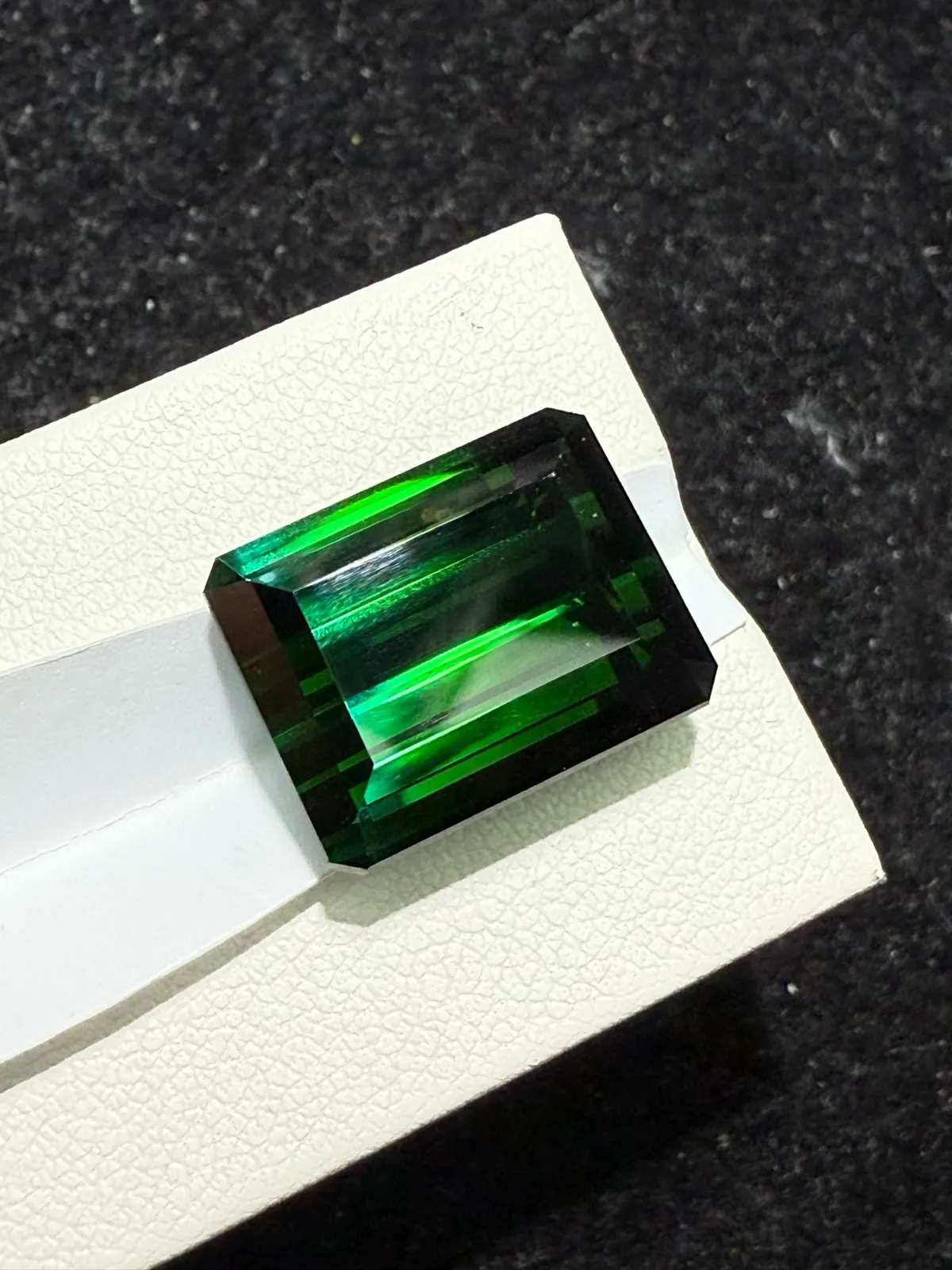 19.21ct天然绿碧玺裸石，尺寸16.1*13*9.9 毫米，晶体通透，颜色美艳