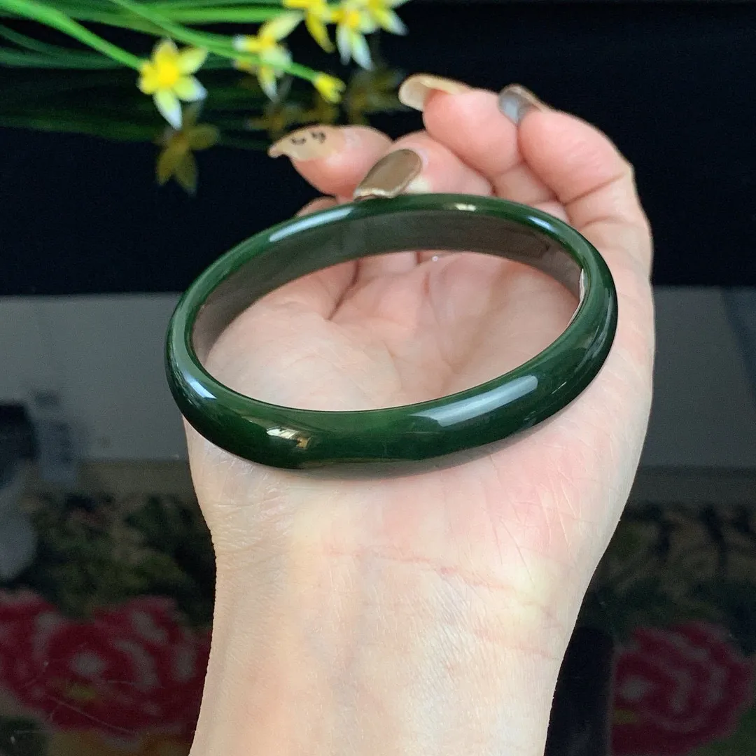 和田玉61圈口菠菜绿碧玉手镯！黑皮料手镯，玉质细腻油润 底色纯净 无裂无棉 脂粉好，品质高