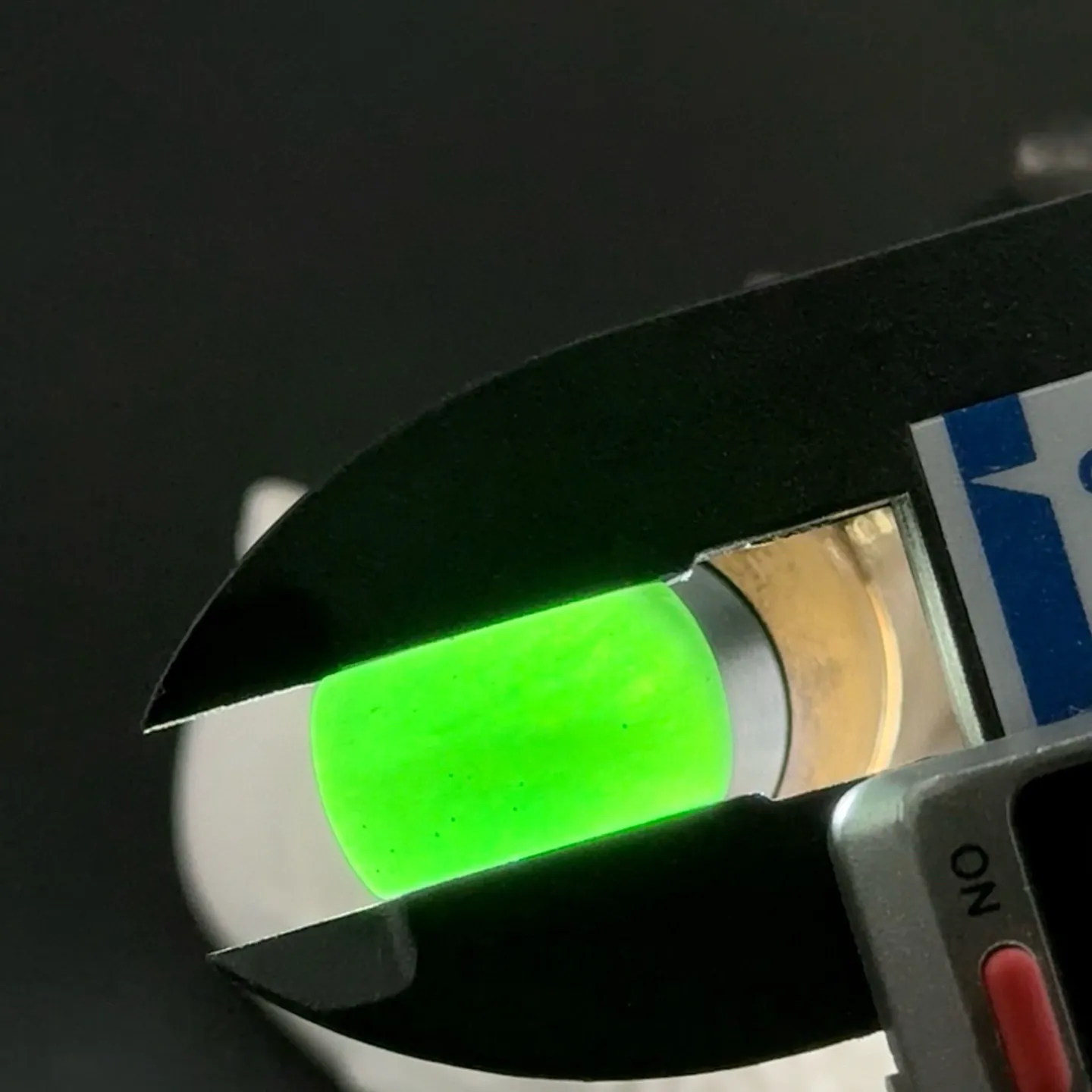 精品墨翠马鞍裸石戒面 种好色正 黑度极好 打灯通透 油性十足 尺寸15.9