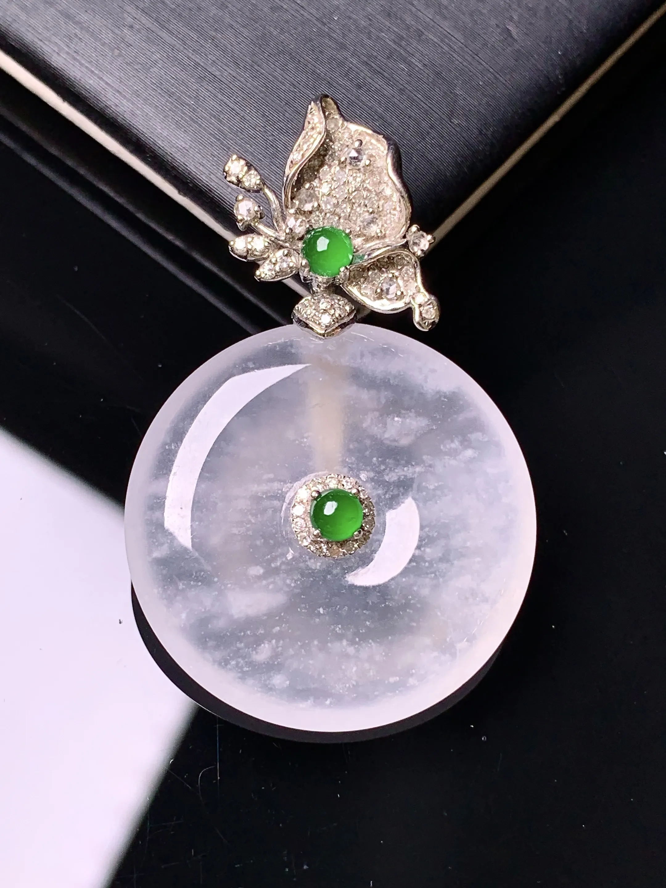 18k金钻镶嵌冰种平安扣吊坠 玉质细腻 色泽清新艳丽 整体尺寸38.2*24.7*4.8