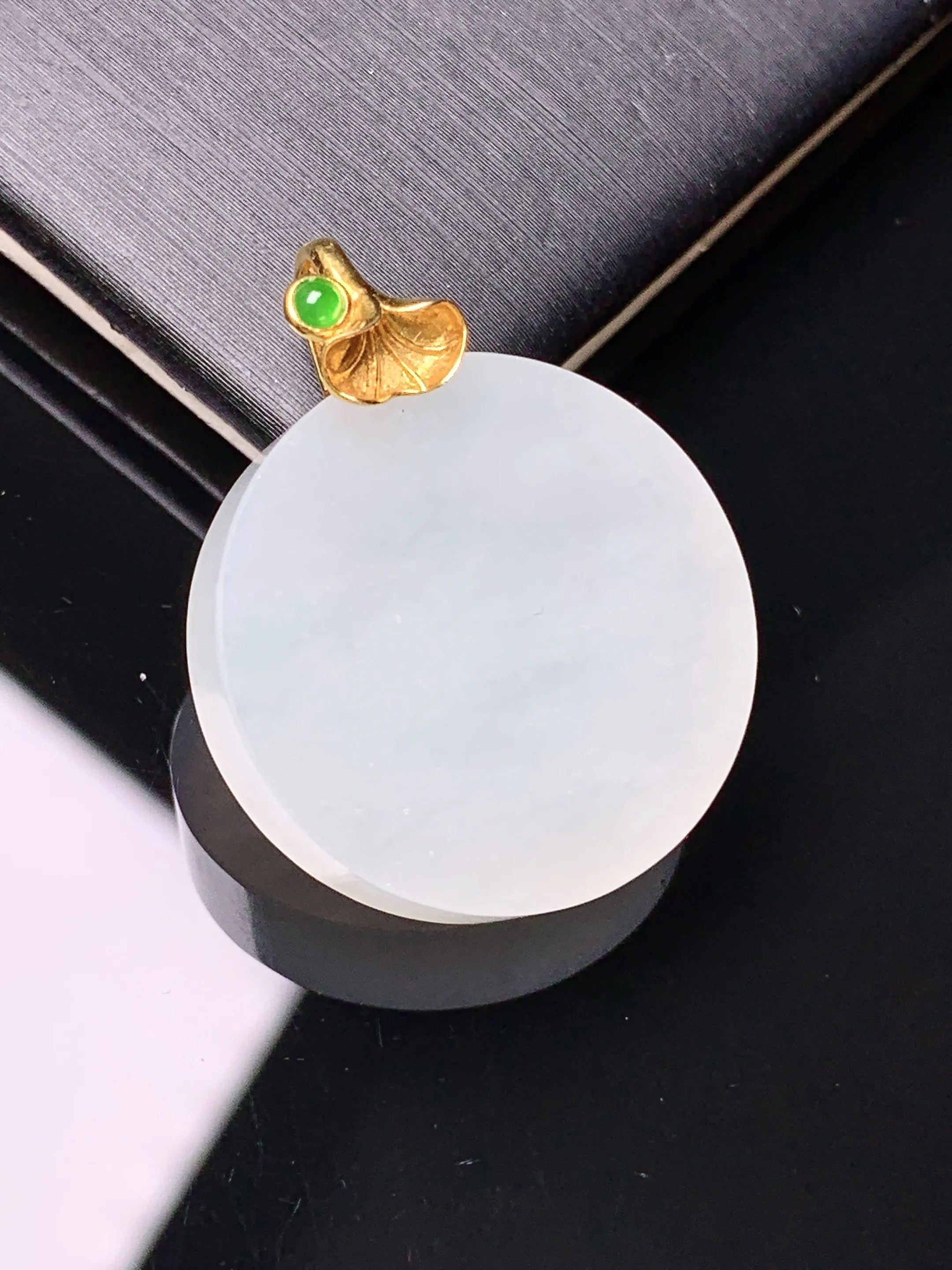 18k金镶嵌冰种圆牌吊坠 玉质细腻 色泽清新艳丽 整体尺寸28*22.3*5