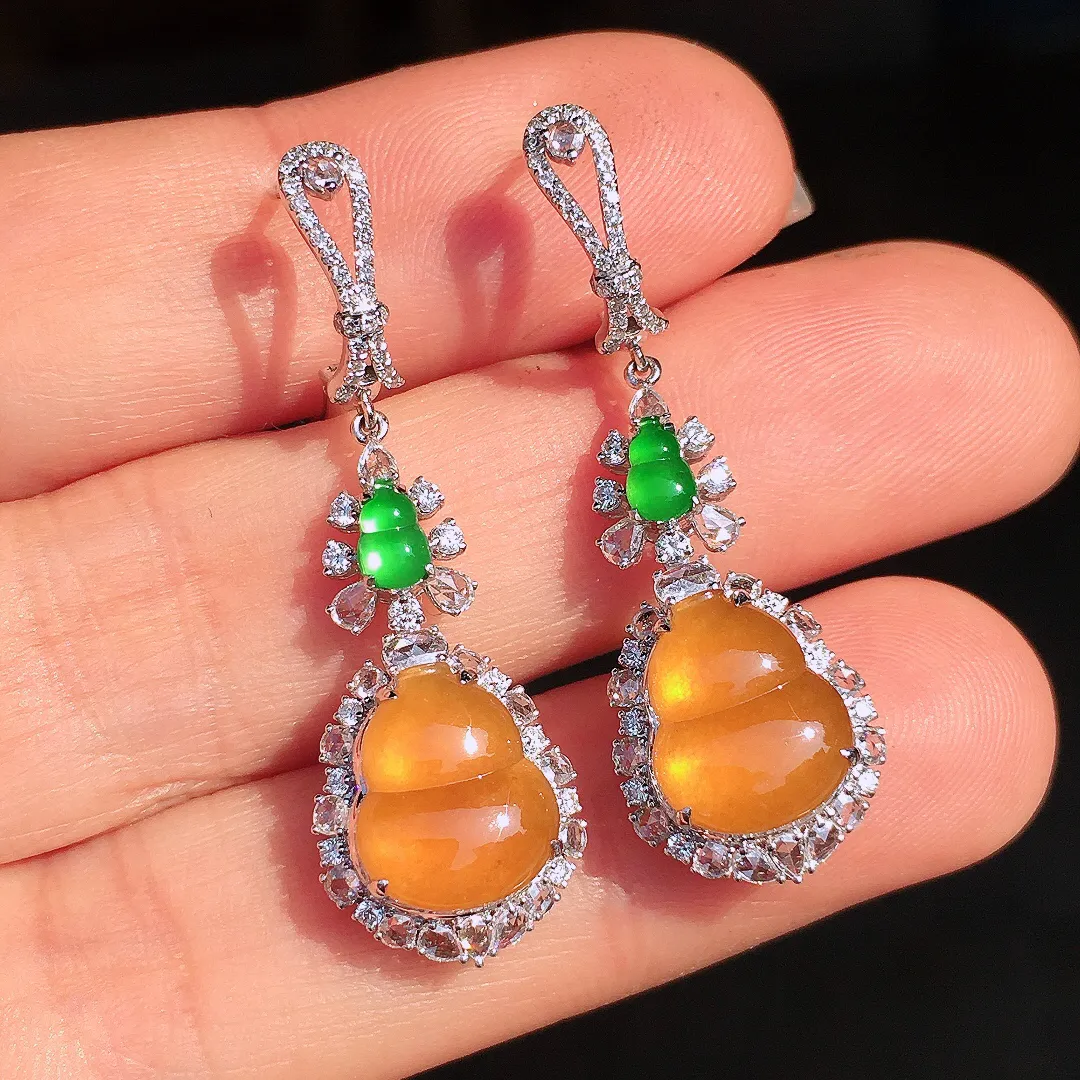 黄翡葫芦耳坠，色泽均匀艳丽，玉质细腻，荧光感超
强，饱满圆润，尽显优雅气质，18k
金豪华镶嵌