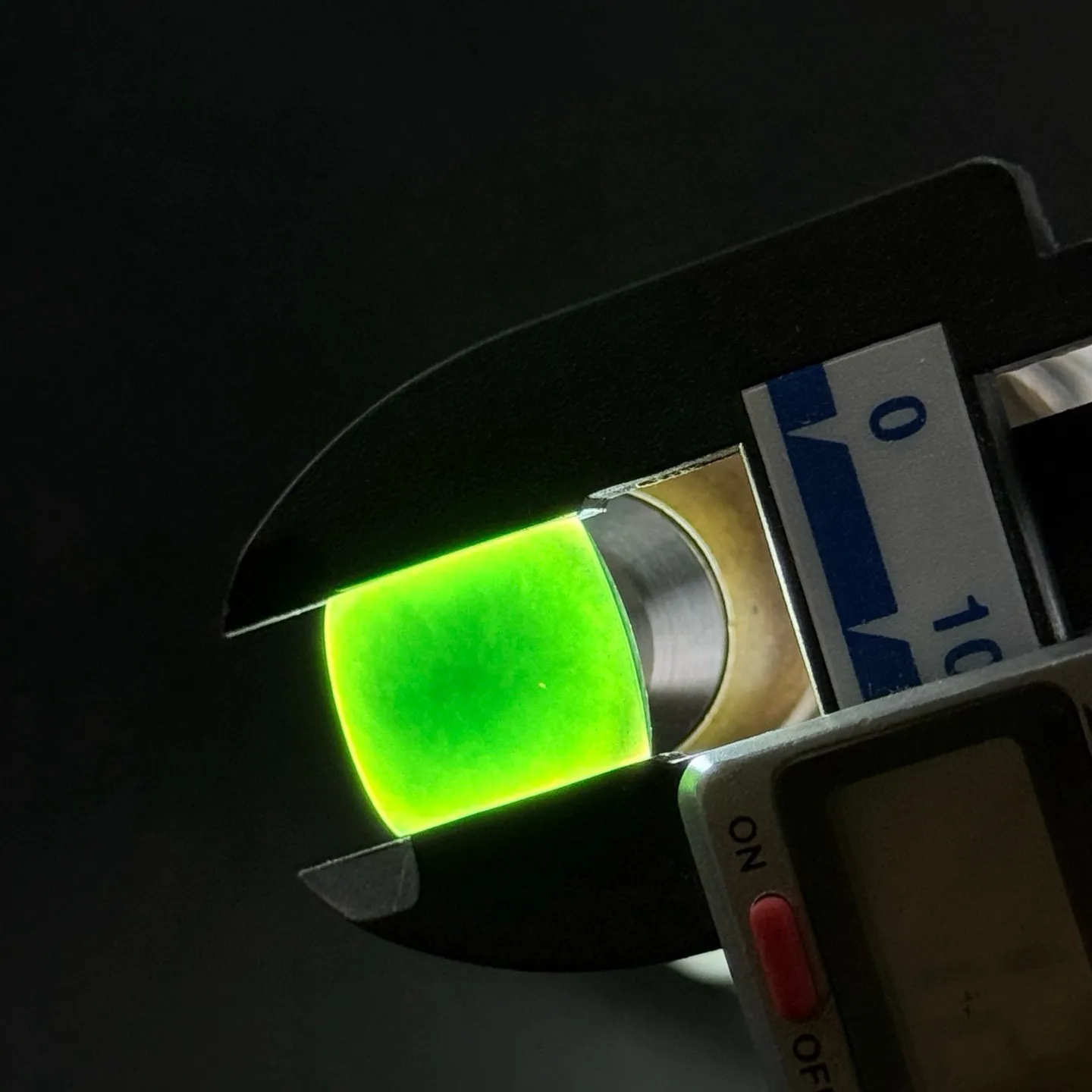 精品墨翠马鞍裸石 种好色正 黑度好 打灯通透 油性十足 尺寸16.2