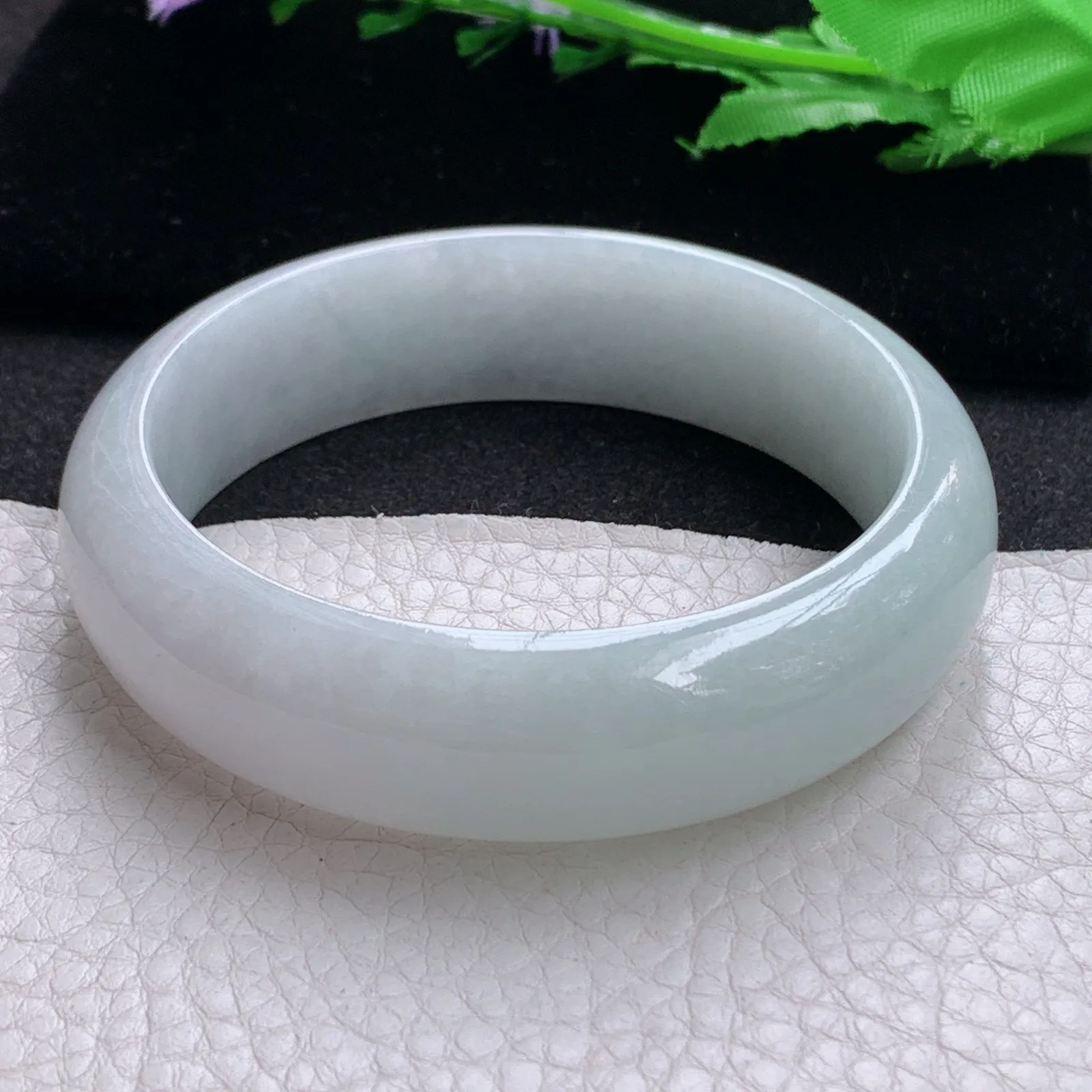 js实拍58*17*8.3轮胎镯 缅甸翡翠a货玉手镯胶感浅绿大气宽边玉手环