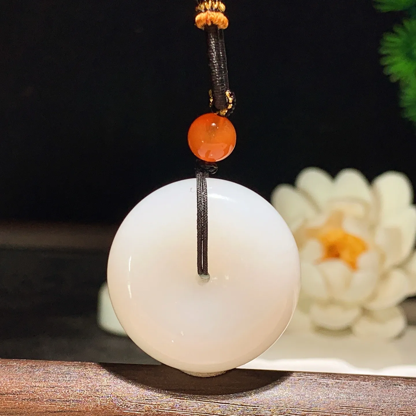 和田玉白玉羊脂白平安扣挂件 尺寸29/12重23克 玉质细腻油润。手推出油。佩高端典雅。lt0601