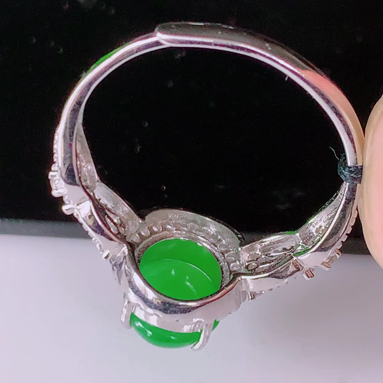 冰透满绿翡翠925银镶嵌戒指， 自然光实拍，翠色灵动，颜色漂亮，种老水足，品相佳，佩戴佳品！#97.19（圈口可调大小）整体25*18*7.2裸石8.5*6.8