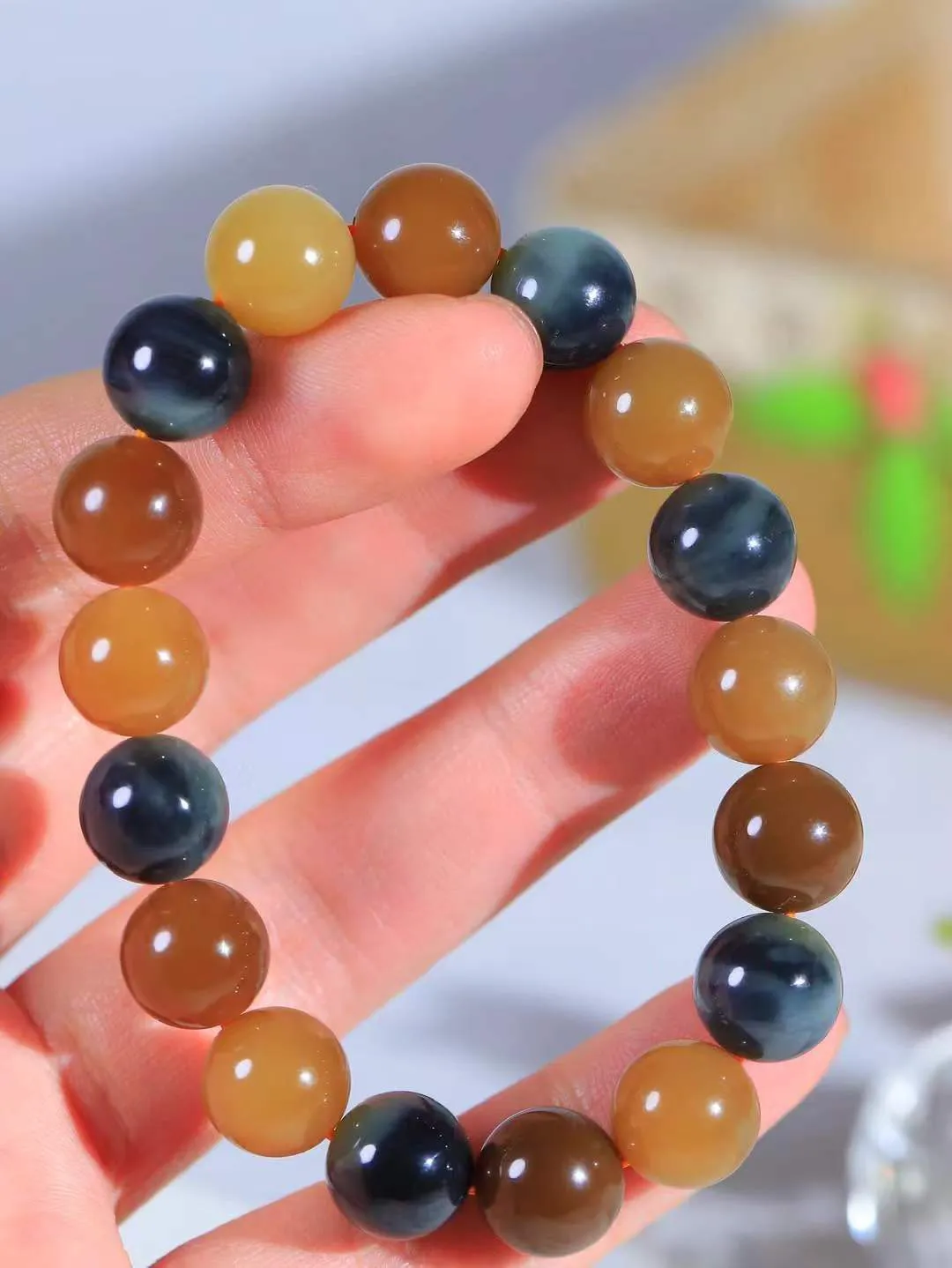 【珠圆玉润.手串】

精品️和田玉三色珠圆玉润手串 玉质温润细腻  整串打磨圆润，佩戴舒适。珠珠落玉盘，间关莺语花底滑，一生美好时光，无论身在何处，都有它相伴相守。事事顺遂，幸福美满，吉祥如意。重45.2克 尺寸取一12mm FDT-16172913