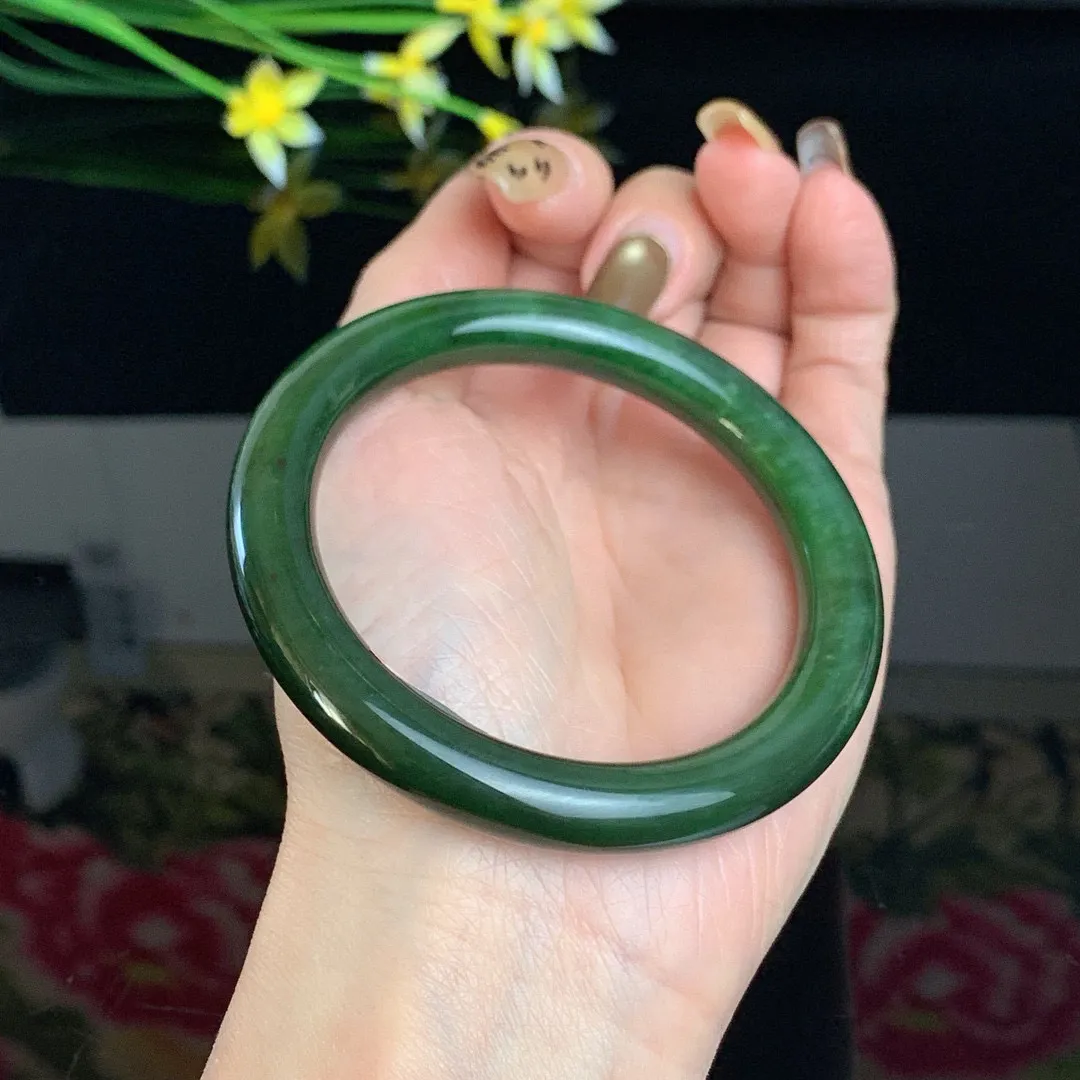 和田玉57圈口菠菜绿圆条碧玉手镯！玉质细腻油润 底色纯净 无纹裂 脂粉好，品质高