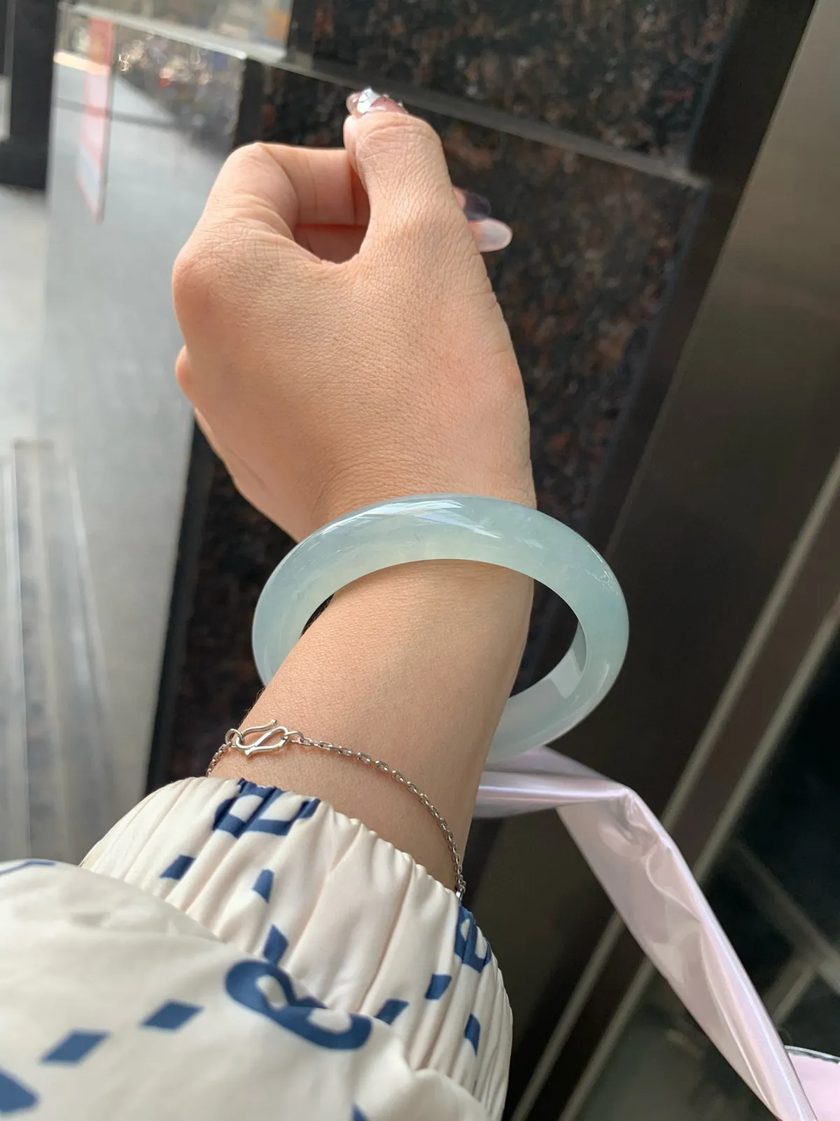 冰晴正圈。底妆胶润细腻，清爽耐看的冰晴底色均匀，夏季美好的冰凉感，时而晴时而蓝，随光线变化如梦如幻。