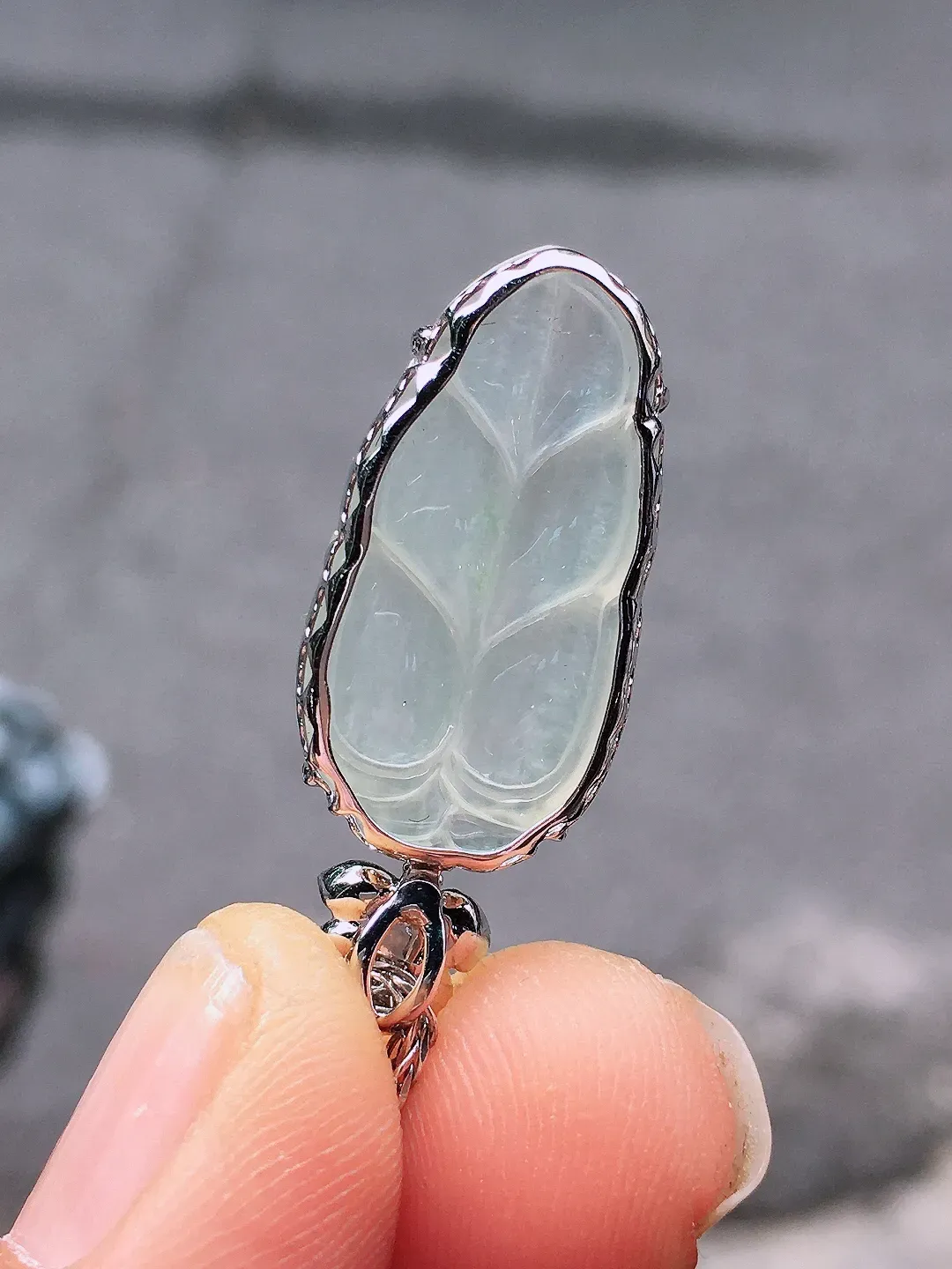 冰种玉叶吊坠，玉质细腻，荧光感超
强，饱满圆润，尽显优雅气质，18k
金豪华镶嵌