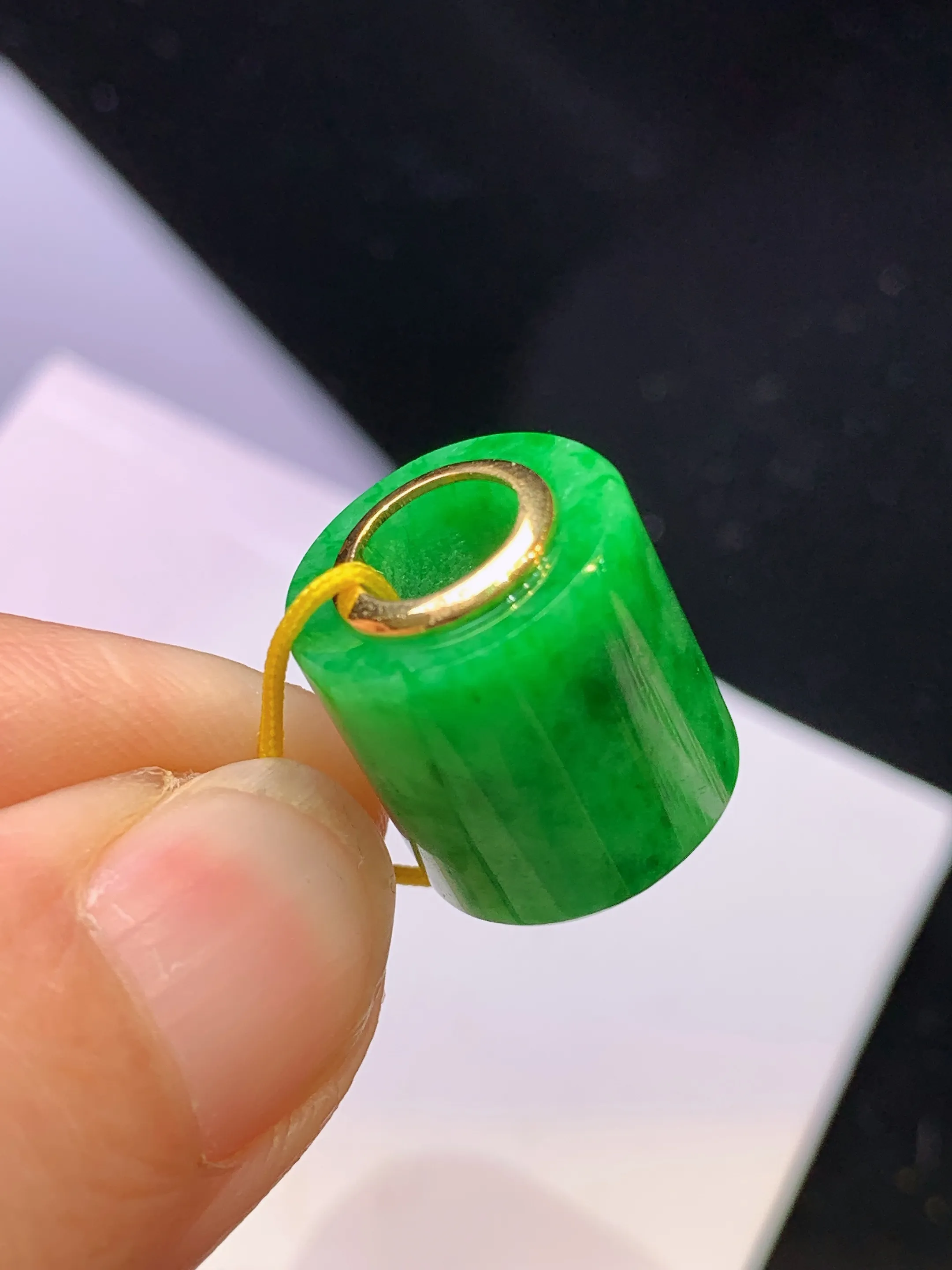 18k金镶嵌翠绿路路通吊坠 玉质细腻 色泽清新艳丽 整体尺寸13.2