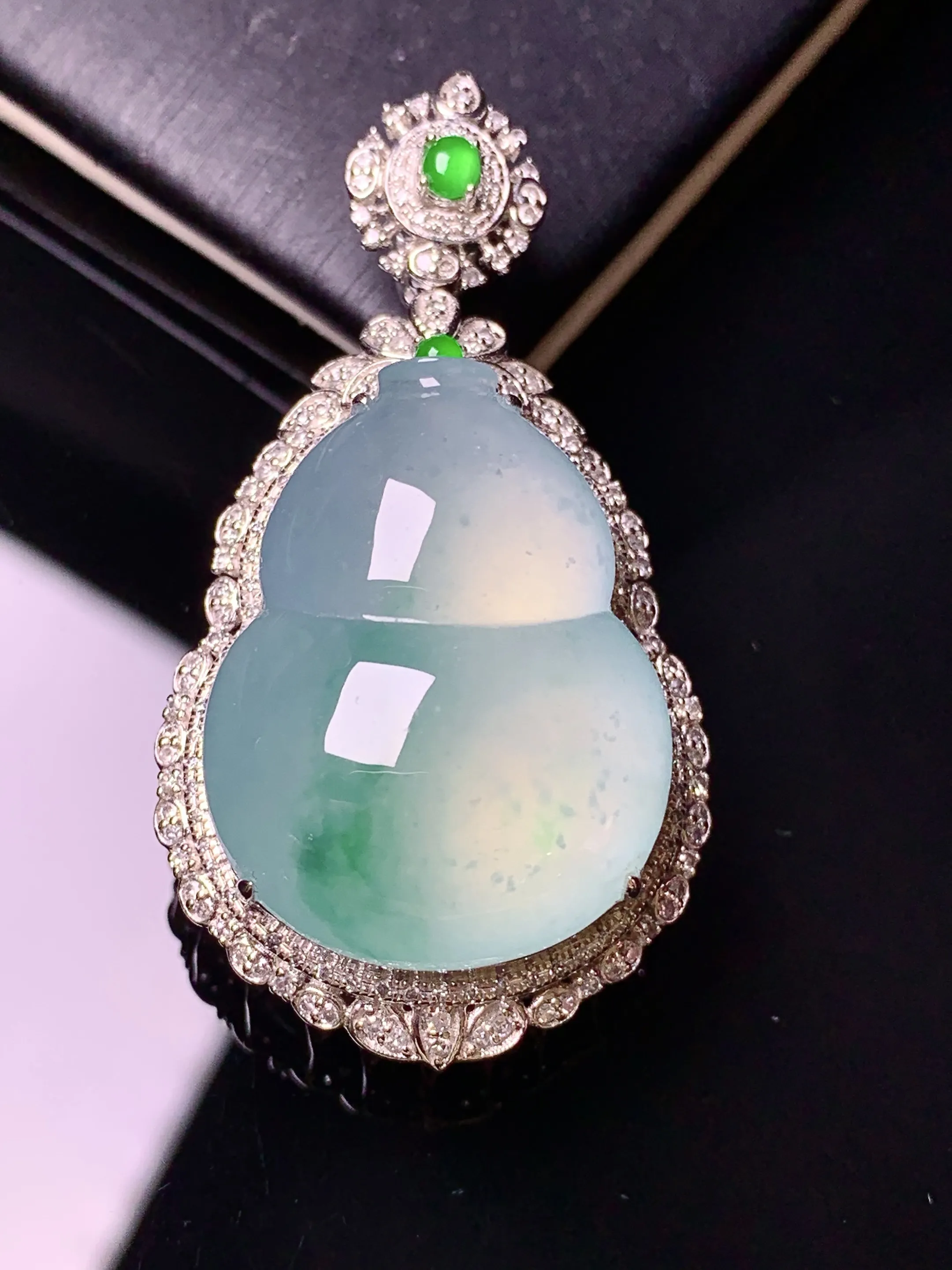 18k金钻镶嵌冰种飘绿葫芦吊坠 玉质细腻 色泽清新艳丽 整体尺寸44.8*23*14.6