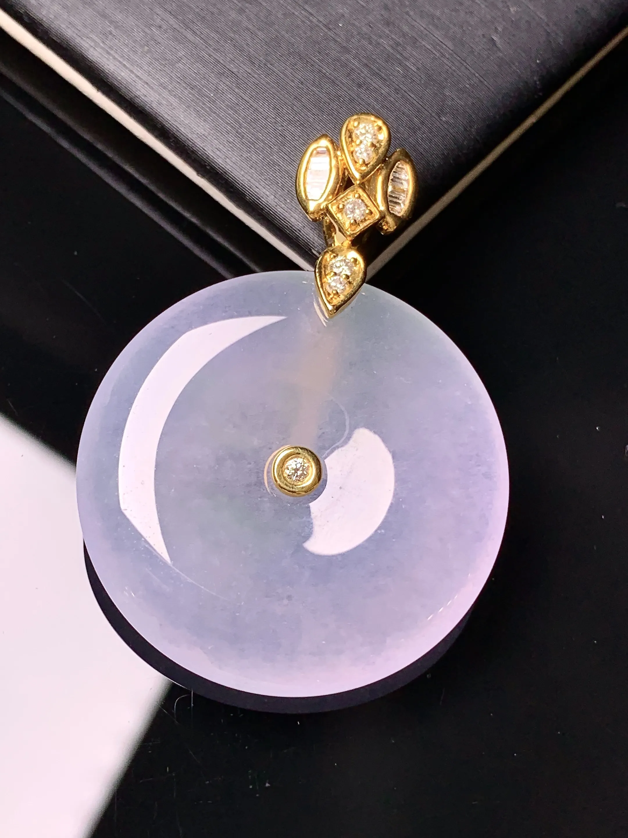 18k金钻镶嵌冰种平安扣吊坠 玉质细腻 色泽清新艳丽 整体尺寸40.6*29*5.5