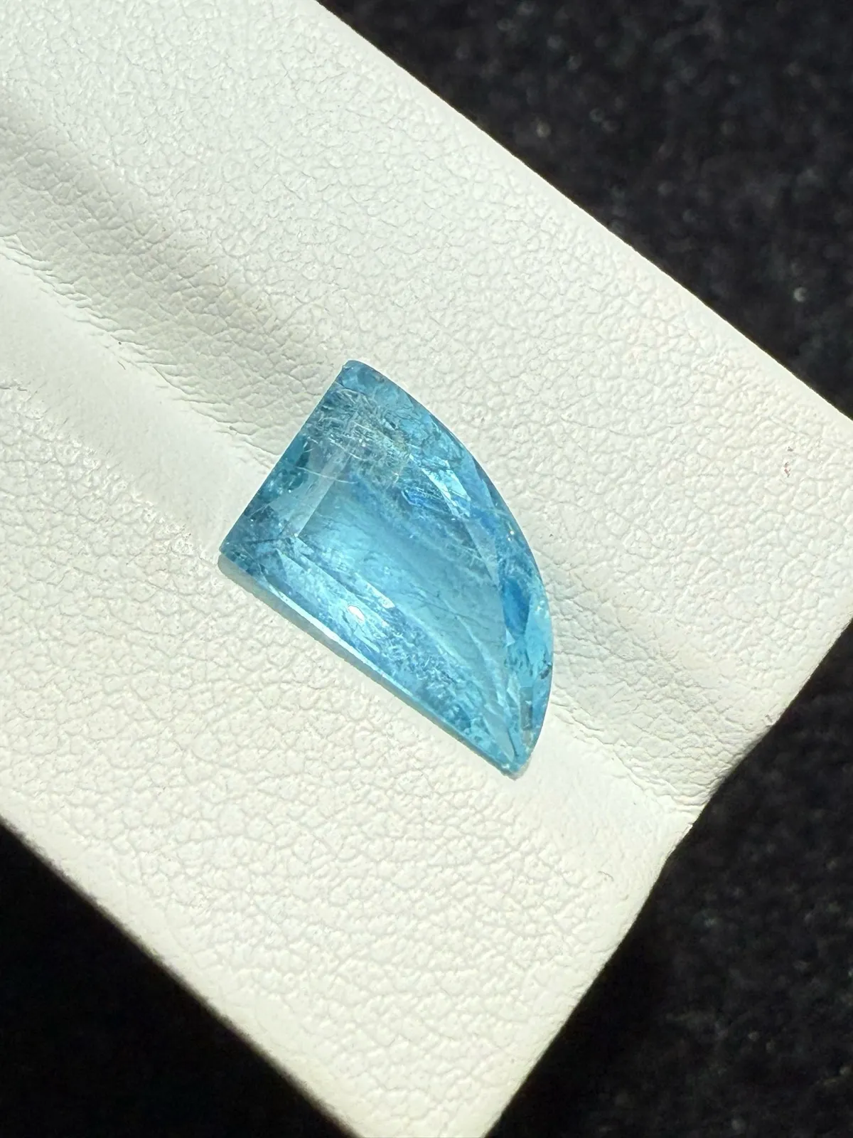 4.185ct天然圣玛利亚海蓝宝裸石，尺寸13*8.3*5.7 毫米，晶体微棉，颜色美艳