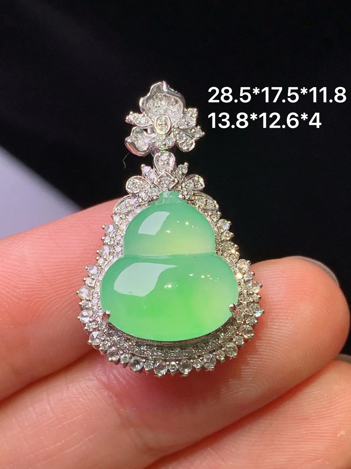 18k金钻镶嵌翠绿葫芦吊坠 玉质细腻 色泽清新艳丽 整体尺寸28.5*17.5*11.8