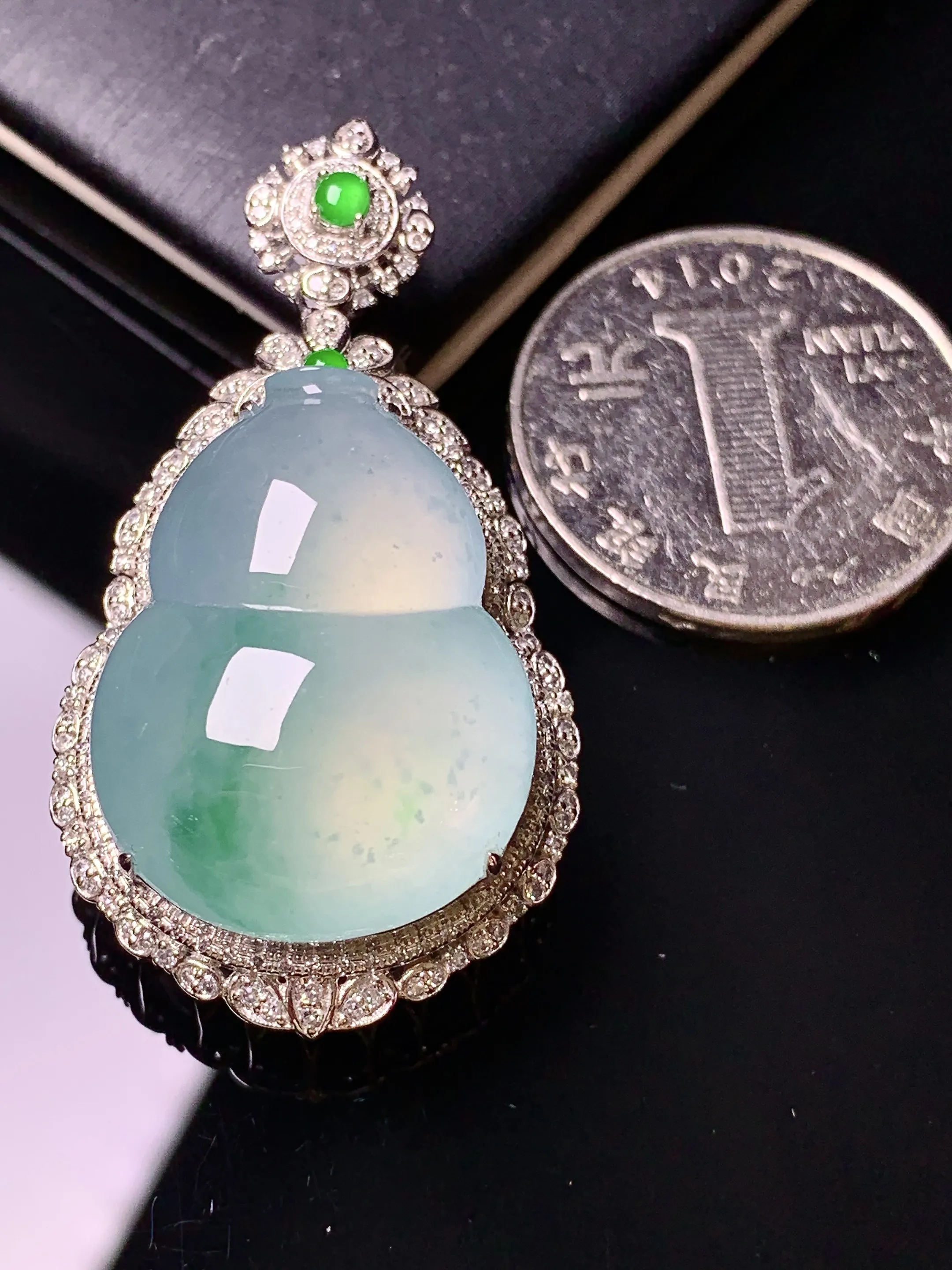 18k金钻镶嵌冰种飘绿葫芦吊坠 玉质细腻 色泽清新艳丽 整体尺寸44.8*23*14.6