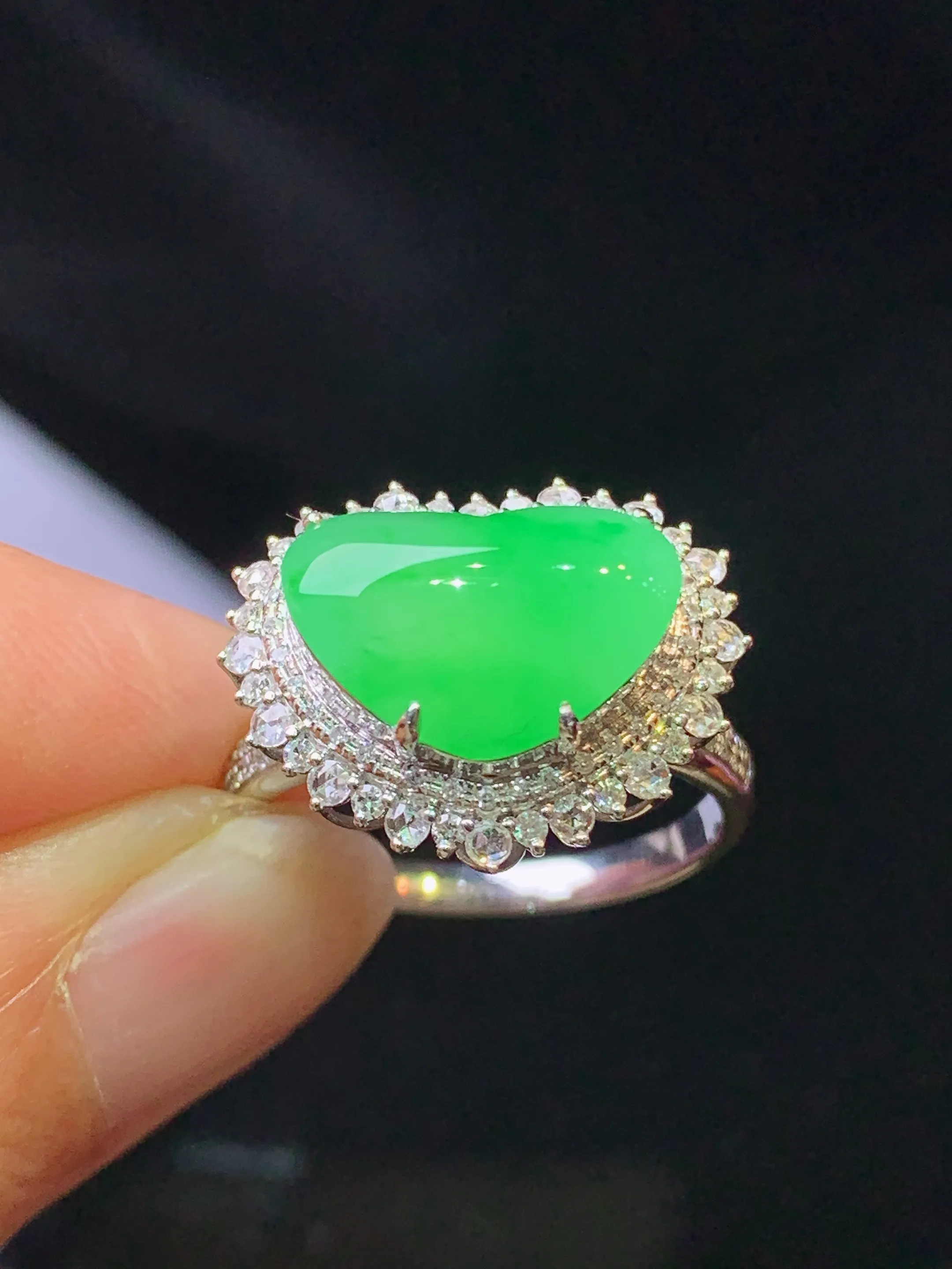 18k金钻镶嵌翠绿心形戒指 玉质细腻 色泽清新艳丽 圈口14 整体尺寸14.5*18*10.2