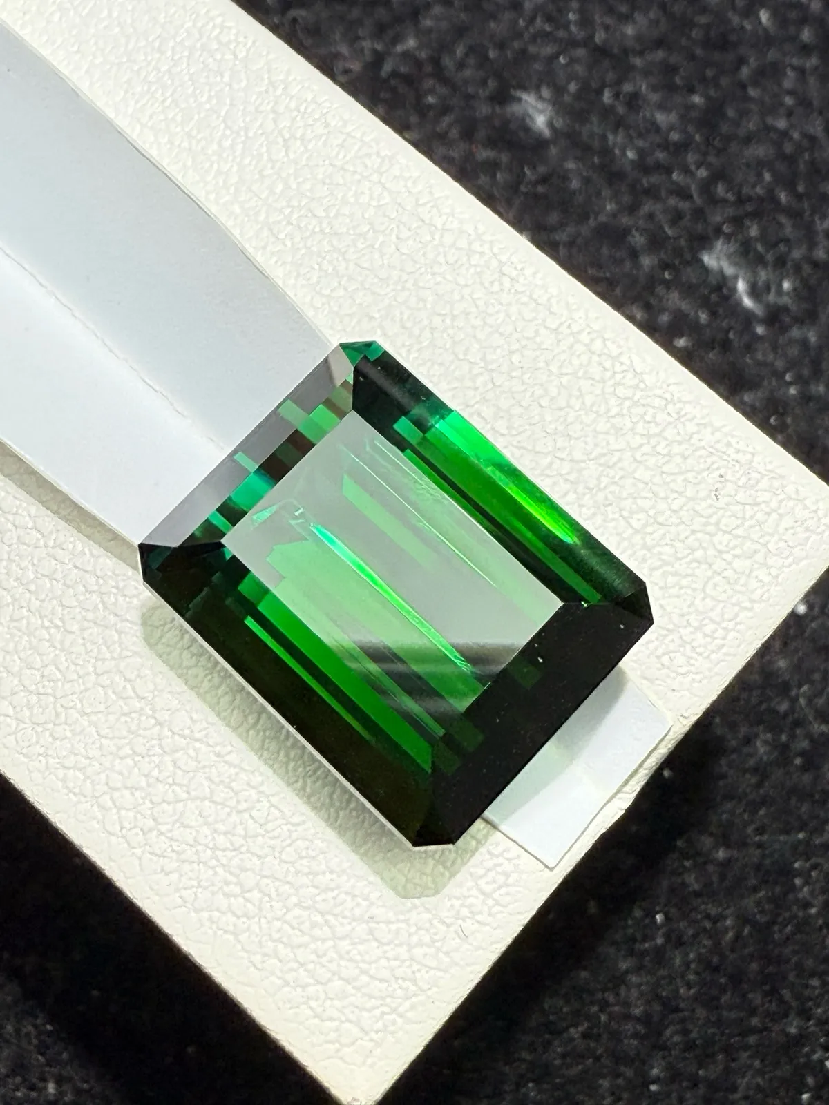 19.21ct天然绿碧玺裸石，尺寸16.1*13*9.9 毫米，晶体通透，颜色美艳