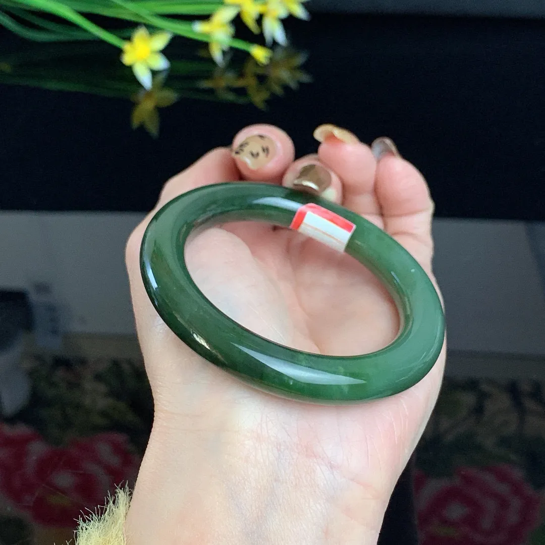 和田玉52圈口菠菜绿圆条碧玉手镯！玉质细腻油润 底色纯净 无纹裂 脂粉好，品质高