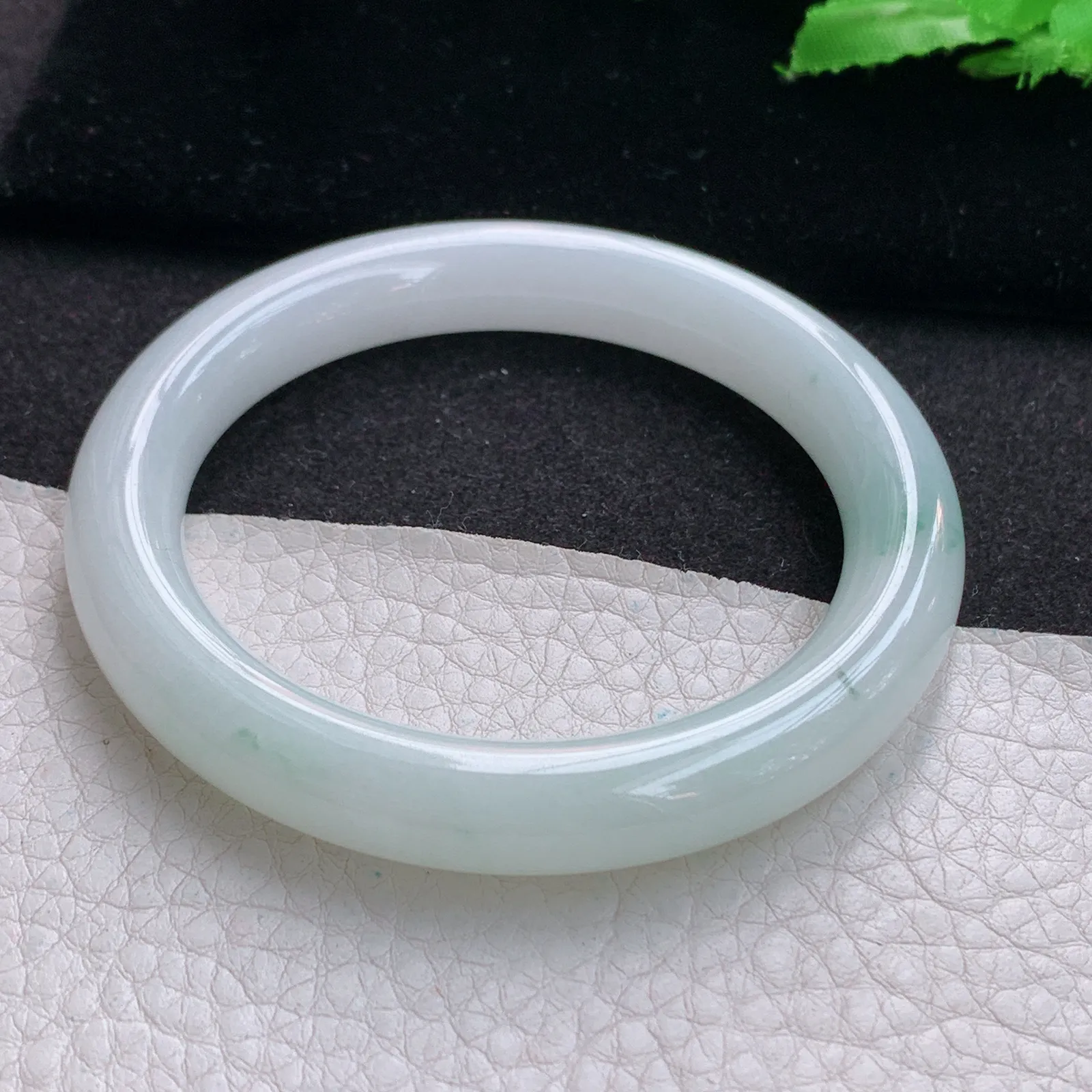 ss实拍56*10美人镯 缅甸翡翠a货玉手镯飘绿花清爽圆条叮当镯