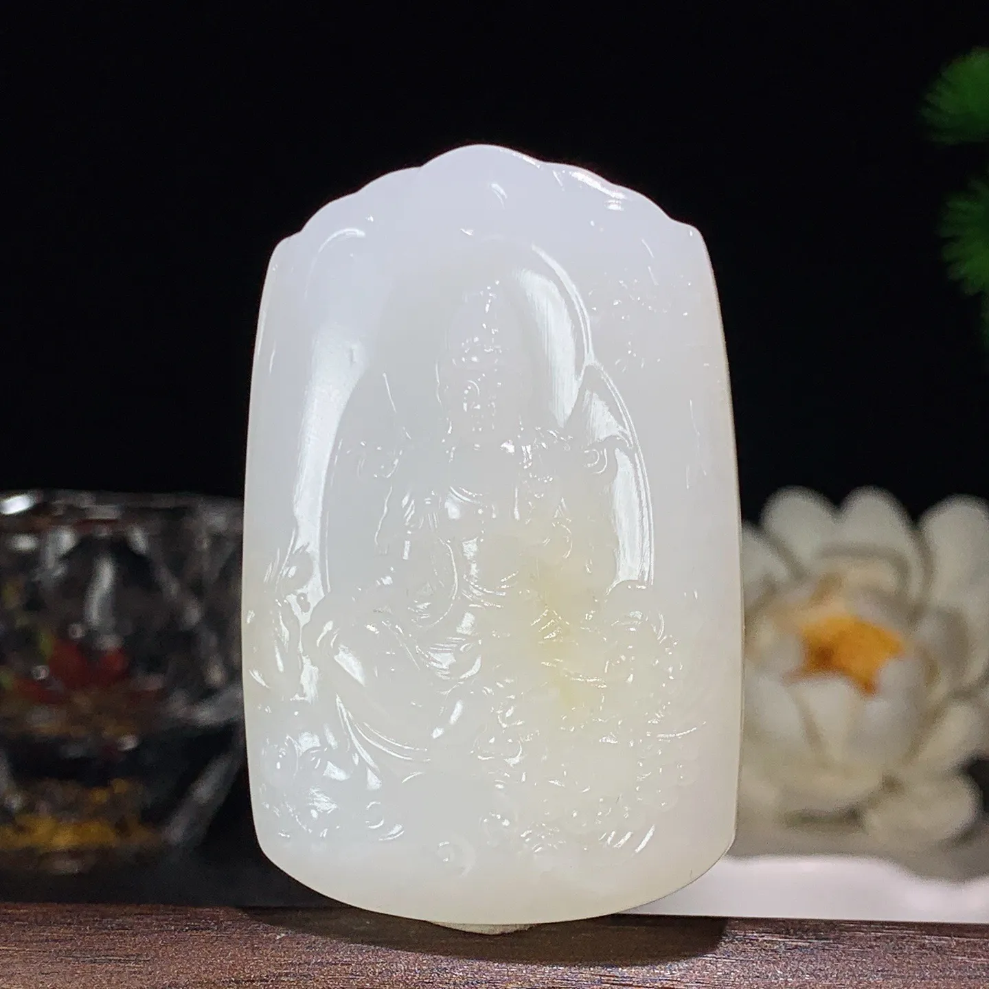 和田玉白玉糖料羊脂白文殊菩萨牌子挂件 尺寸55/35/12重50克 玉质细腻油润。手推出油。佩高端典